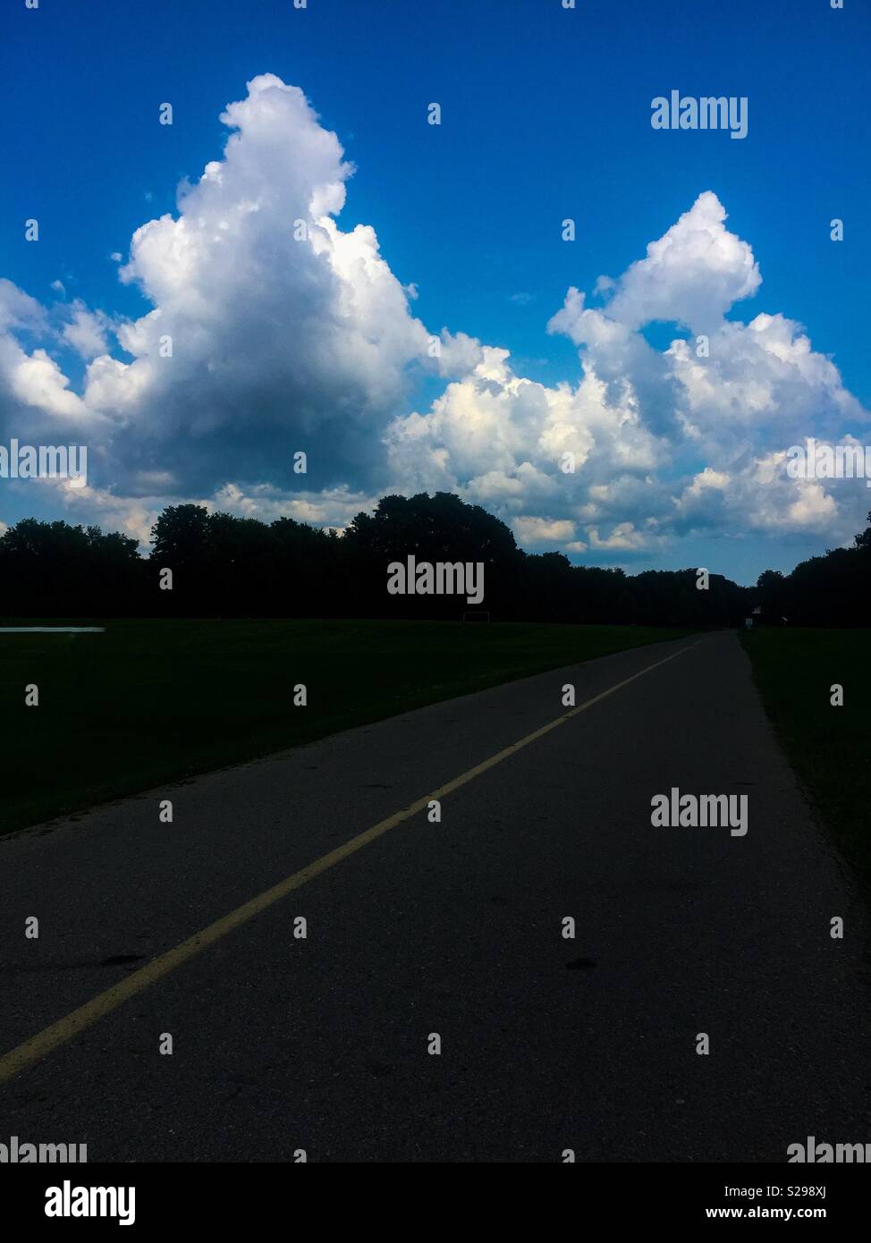 Strada verso le nuvole - Immagine stock catturata con smartphone
