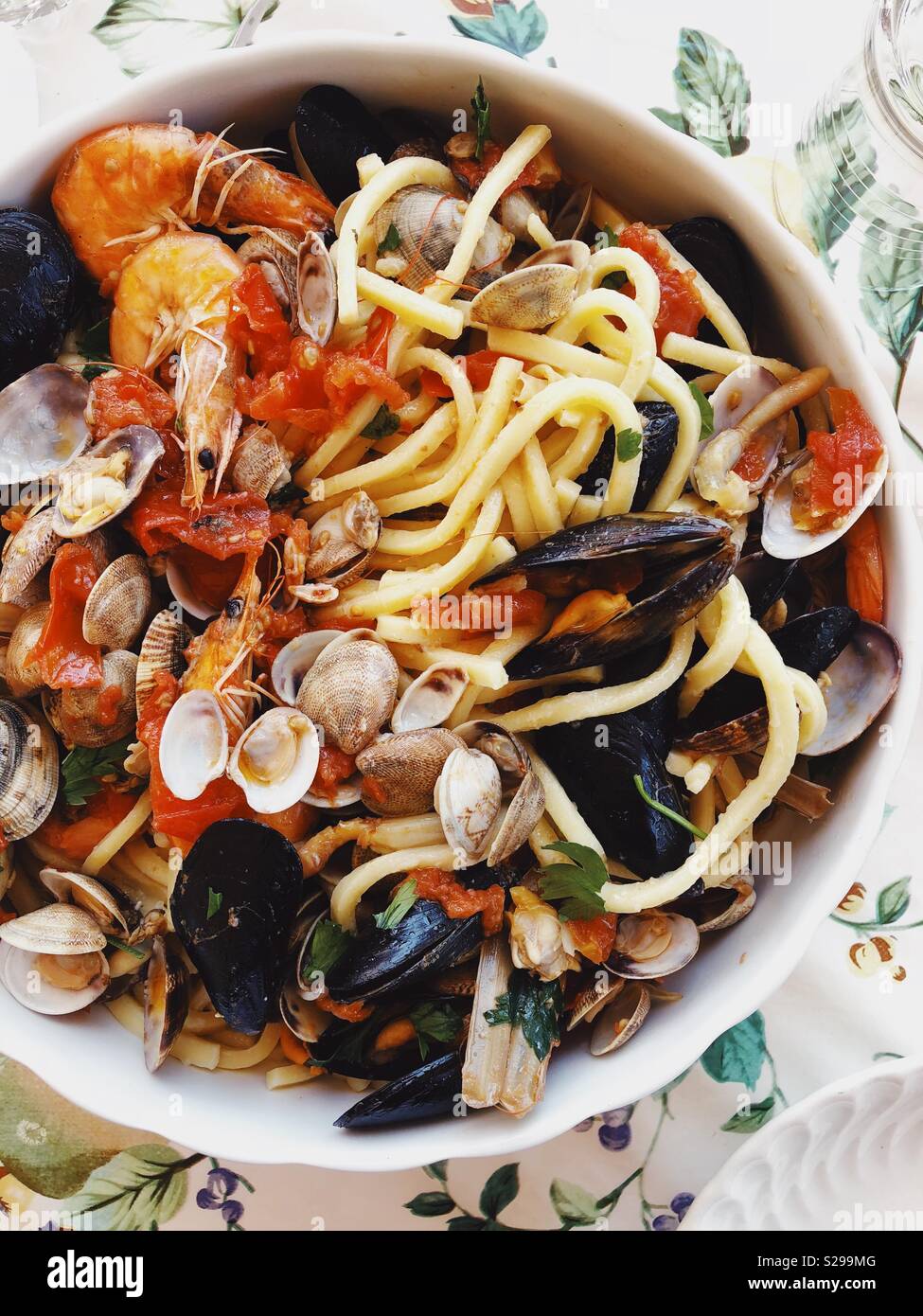 Pasta con pesce e frutti di mare, Campania, Italia meridionale. - Immagine stock catturata con smartphone