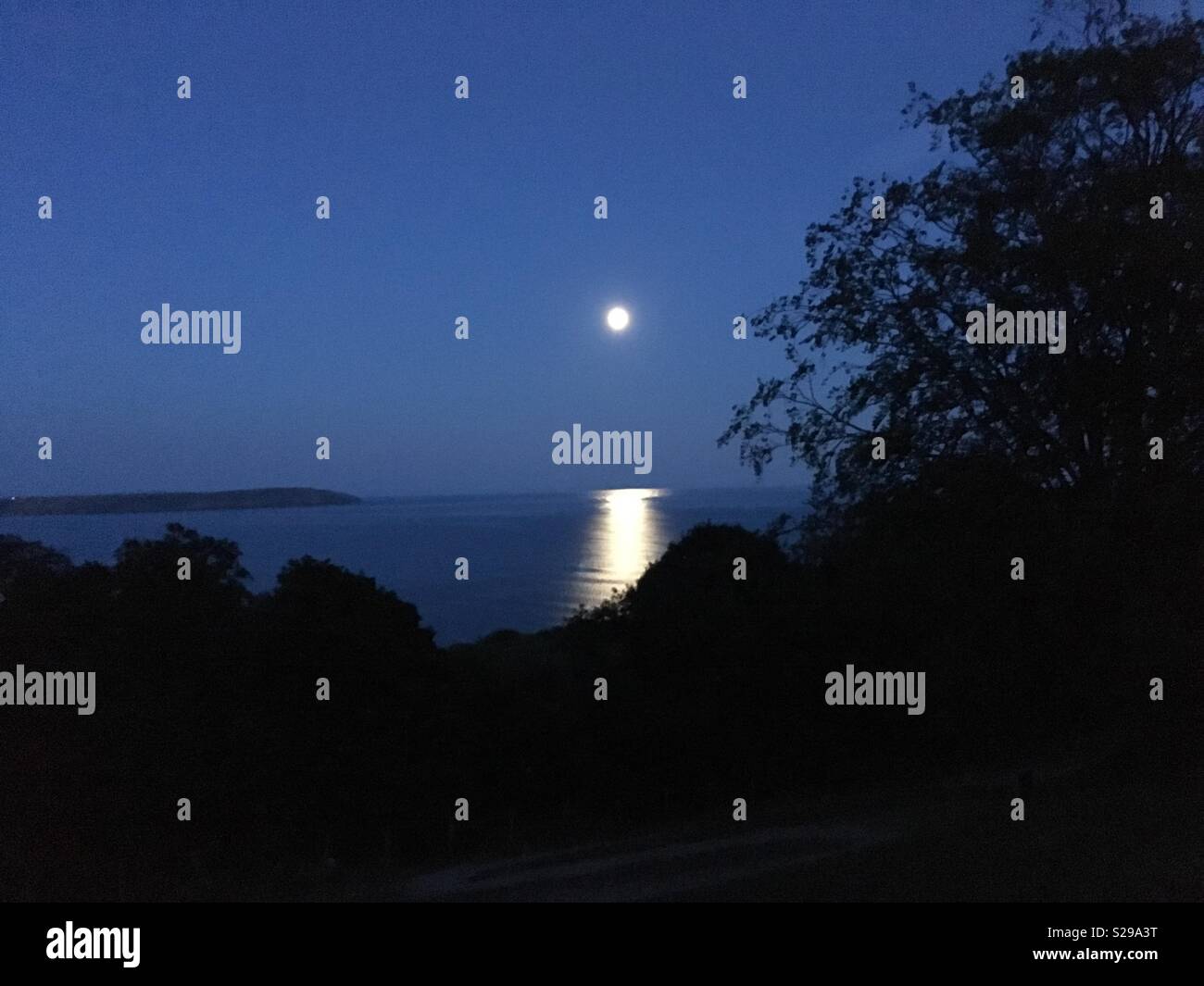 Luna piena vista da Plas Yn Rhiw Foto Stock