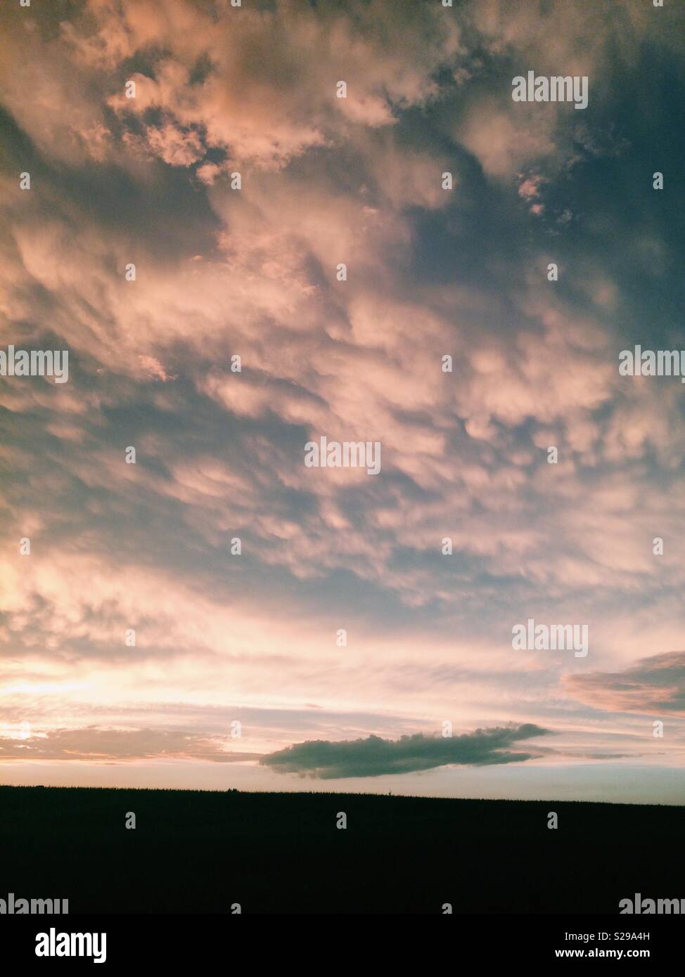Belle le nuvole al tramonto - Immagine stock catturata con smartphone