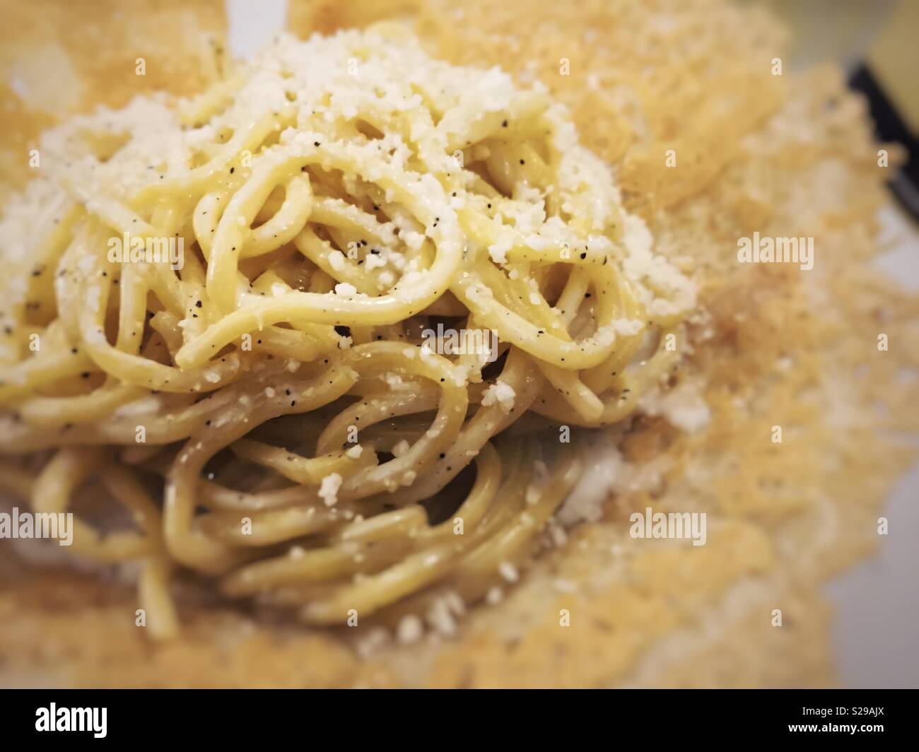 Tradizionale pasta italiana con formaggio e salsa di peperoni Foto Stock