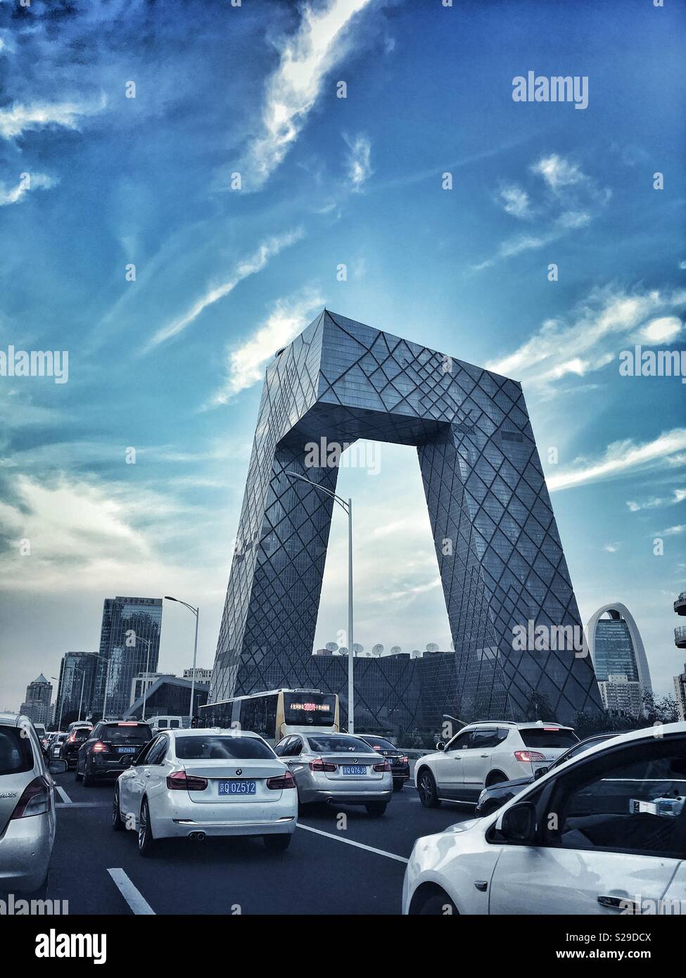 Il traffico durante le ore di punta e la famosa CMG quartier generale è a 234 metri, 44-storia grattacielo su East Third Ring Road, Pechino, Cina. - Immagine stock catturata con smartphone