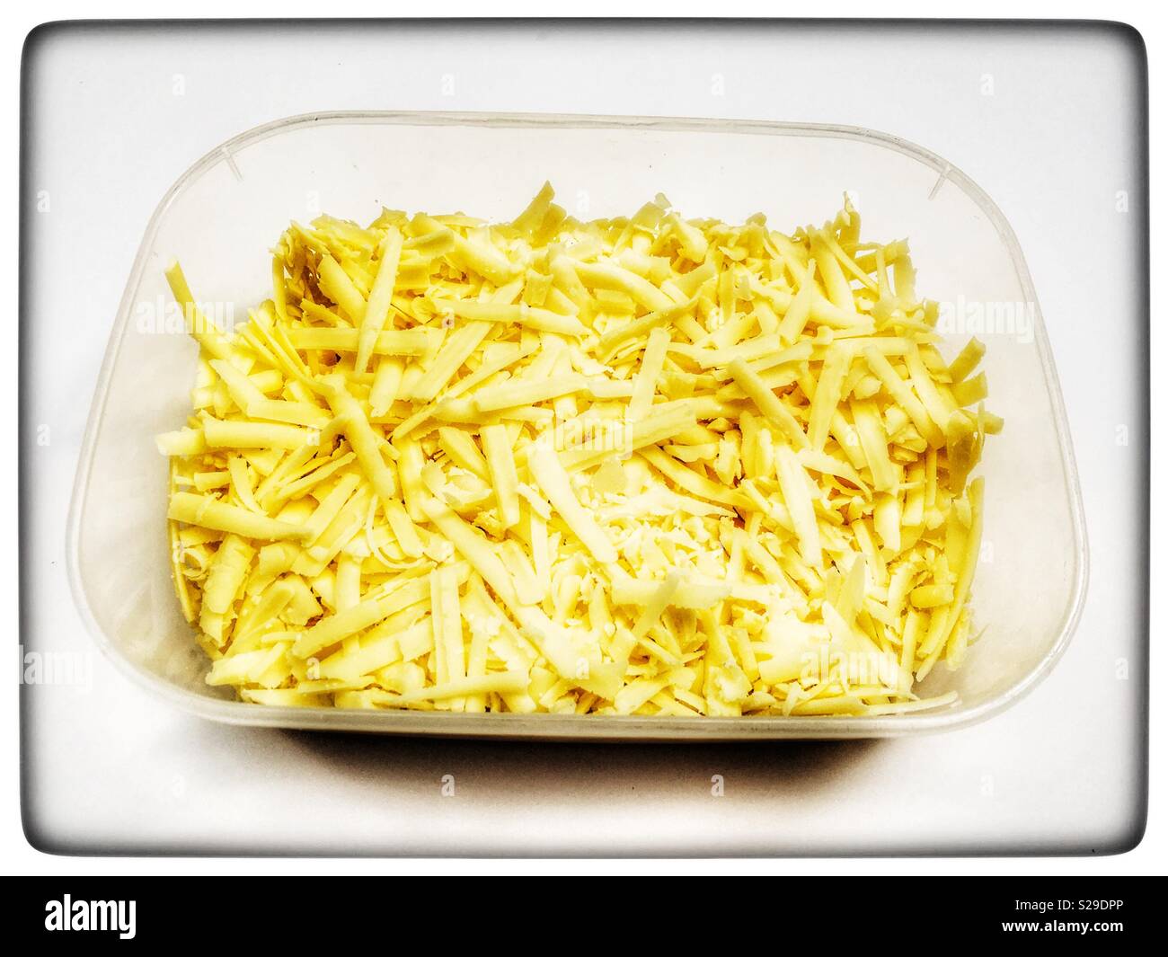 Formaggio Cheddar grattugiato in contenitore di plastica - Immagine stock catturata con smartphone