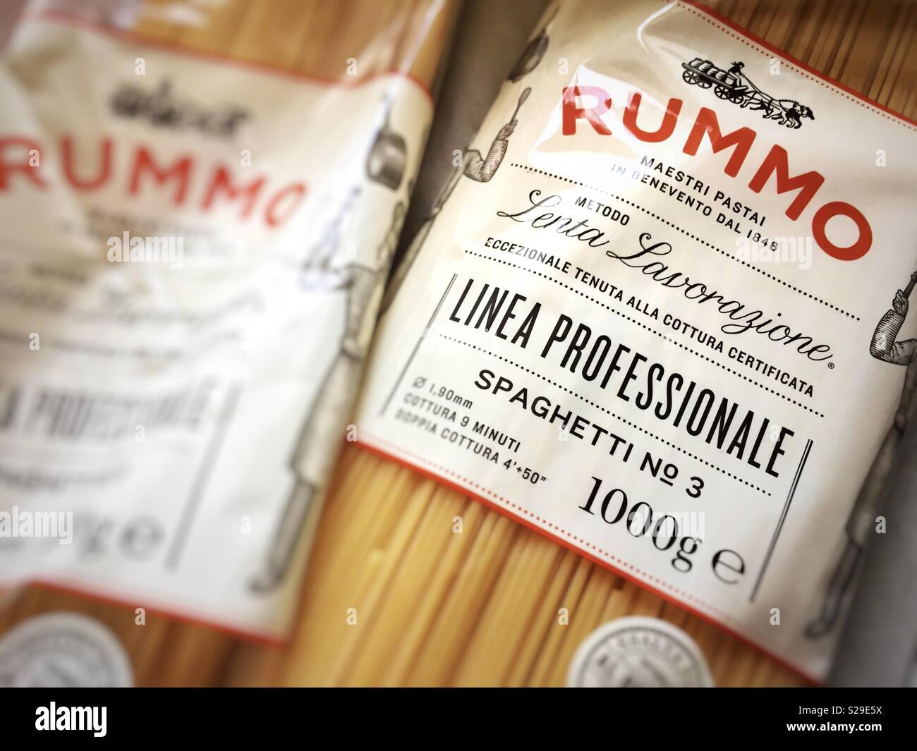 Vista di un pacco di spaghetti prodotta dal marchio italiano Rummo - Immagine stock catturata con smartphone
