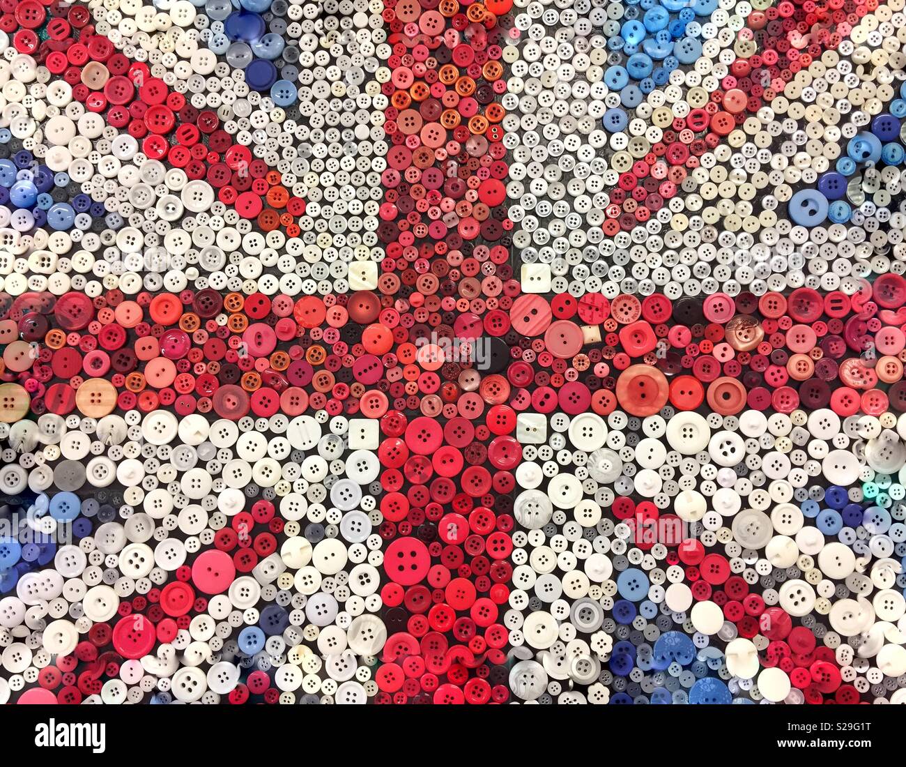 Una britannica Union Jack flag realizzato da pulsanti o perni in un patriottico immagine di sfondo con spazio di copia Foto Stock