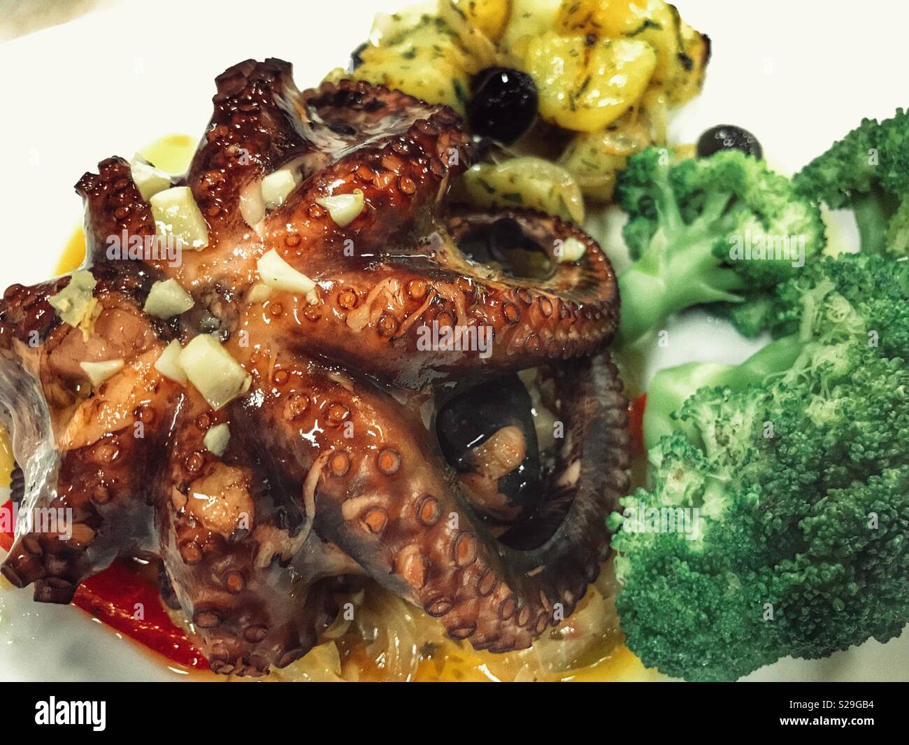 Polpo alla griglia con aglio e broccoli - Immagine stock catturata con smartphone