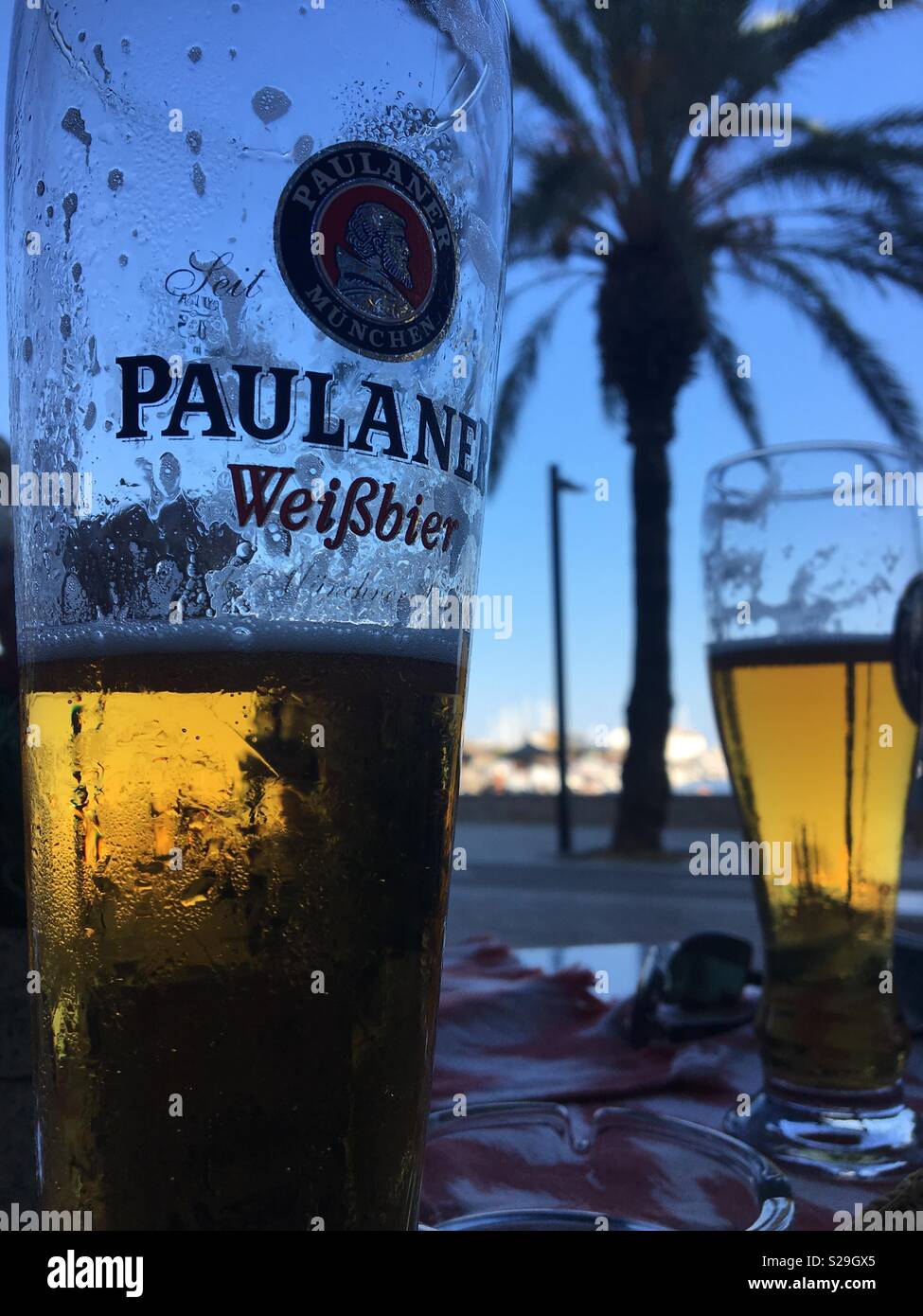 Due birre in appoggio su un tavolo in Spagna, Mallorca, Agosto 2018 Foto Stock