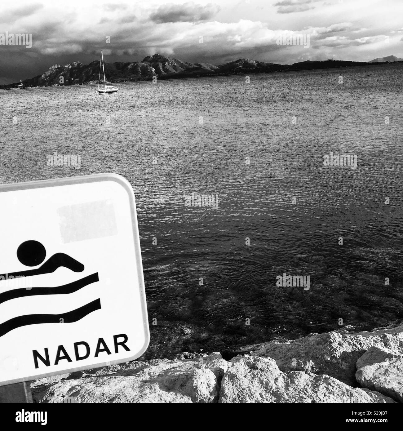 Non si può nuotare fuori dal porto turistico di Puerto Pollensa, Mallorca Foto Stock