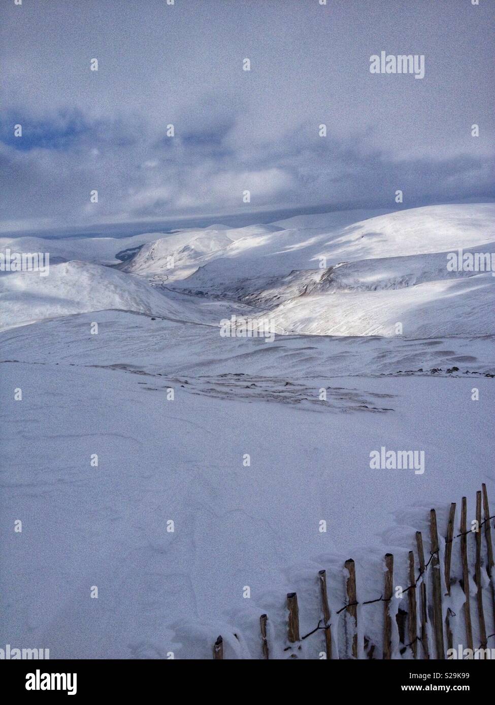 Snowy mountain valley Foto Stock