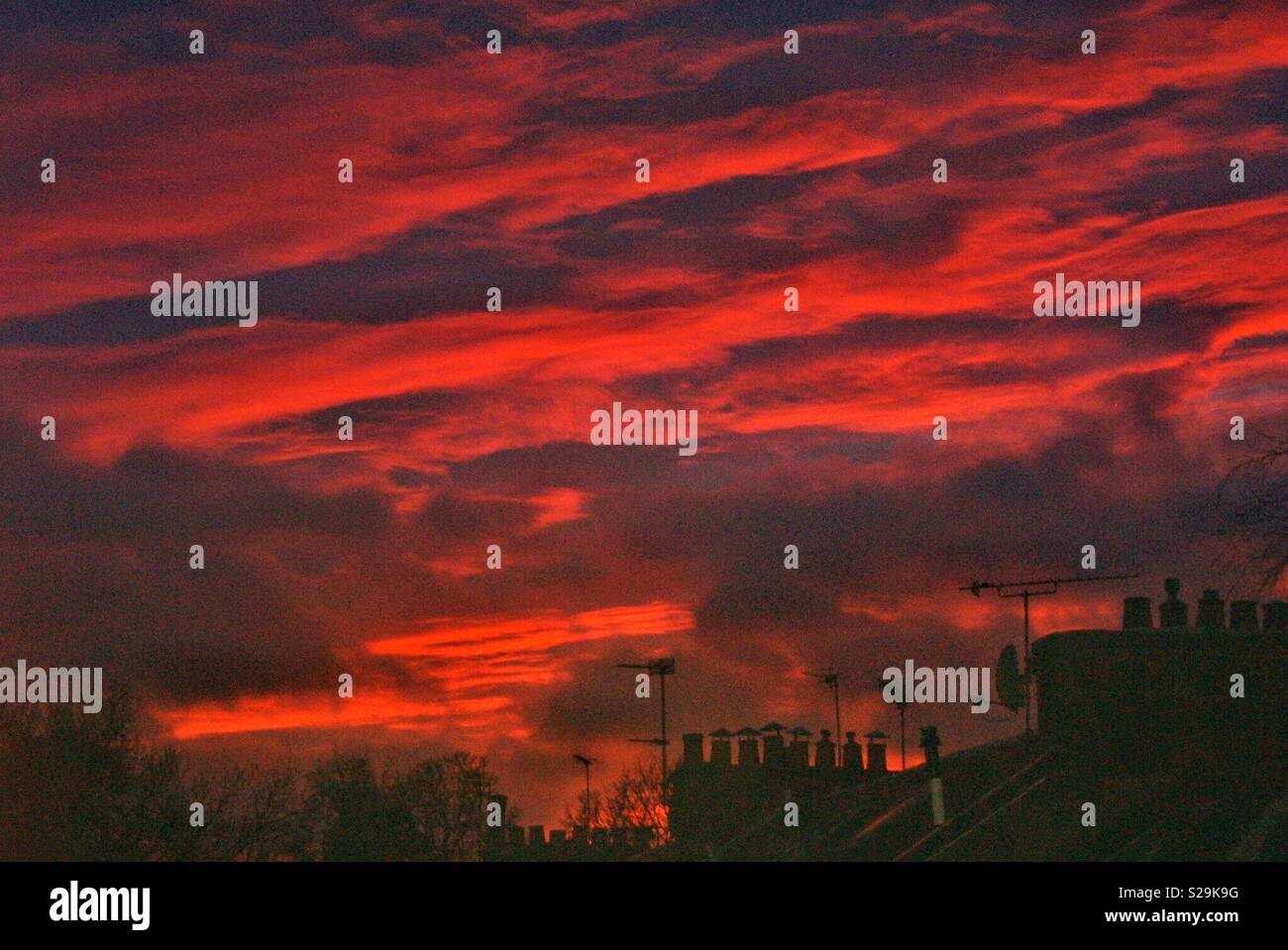 Rosso tramonto sul tetto Foto Stock