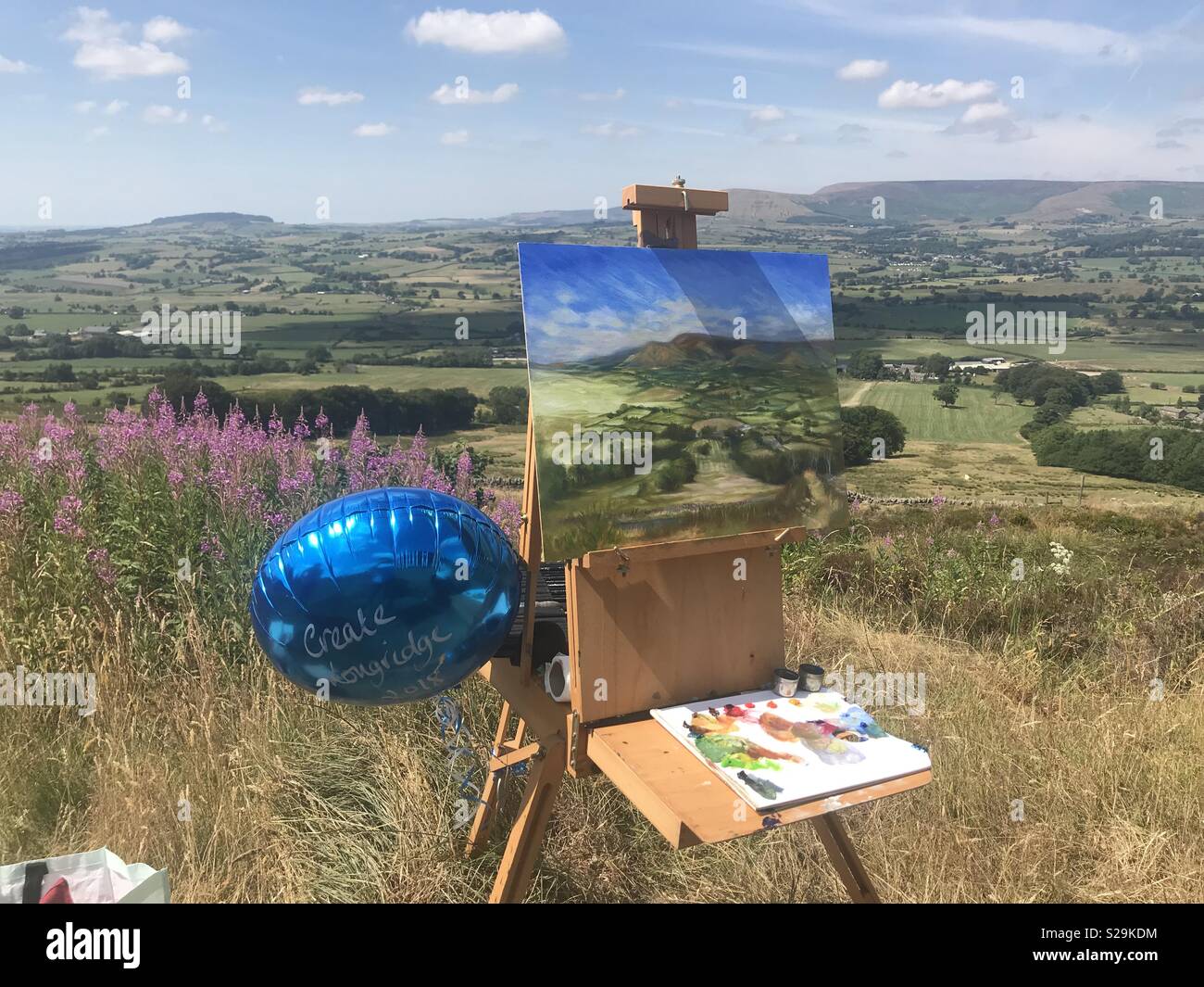 Dipingere per 'Creazione di Longridge' sulla collina di Jefferey, Longridge Lancashiren. en plein air la pittura in una splendida Ribble Valley paesaggio. Foto Stock