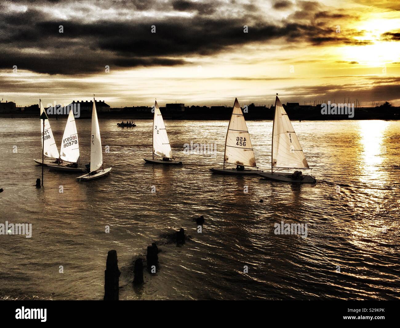 Navigando sul fiume Deben, Bawdsey traghetto, Suffolk, Inghilterra. - Immagine stock catturata con smartphone