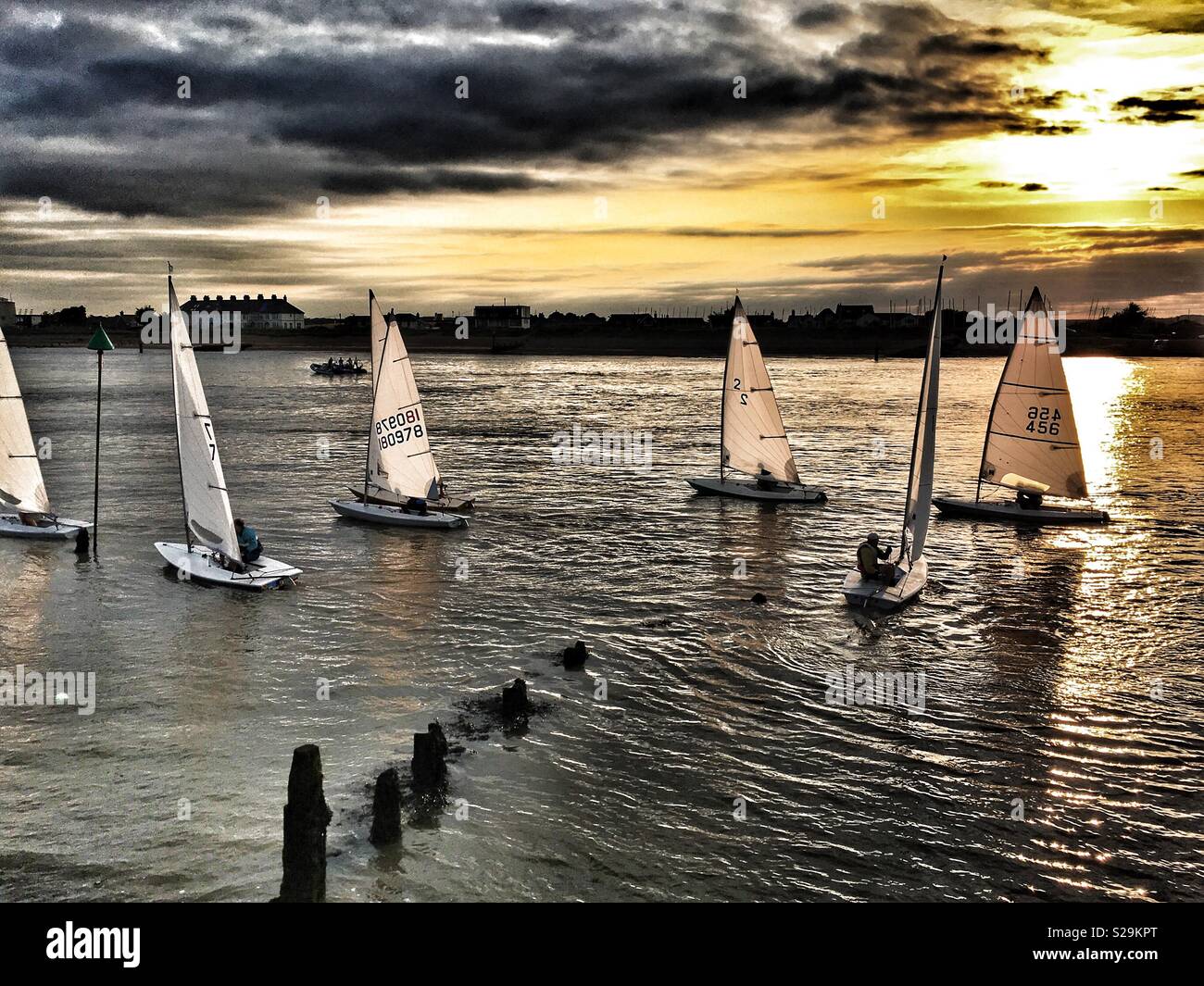 Felixstowe Ferry Sailing Club, fiume Deben, Suffolk, Inghilterra. - Immagine stock catturata con smartphone