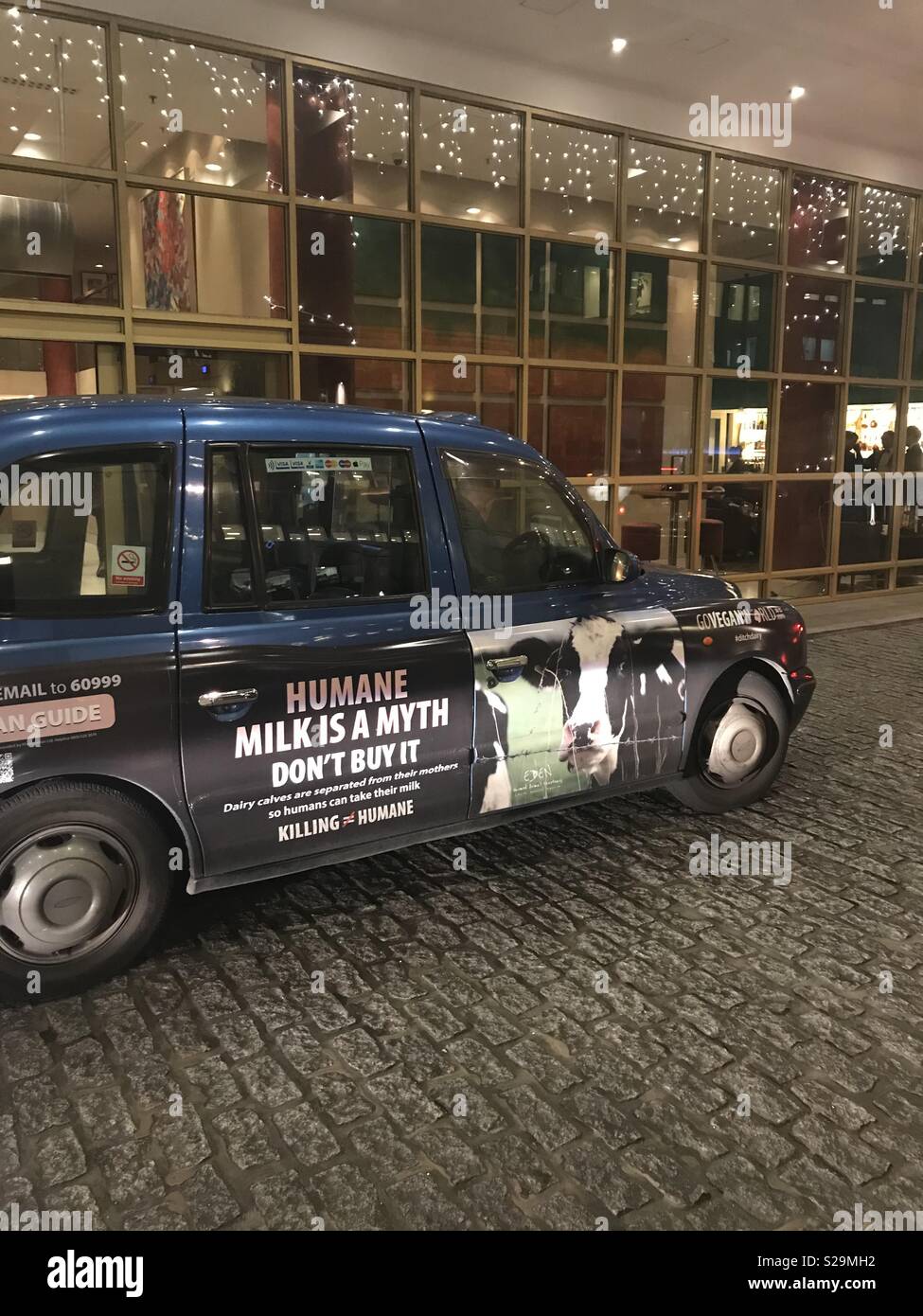 London Black Cab con un messaggio vegan Foto Stock