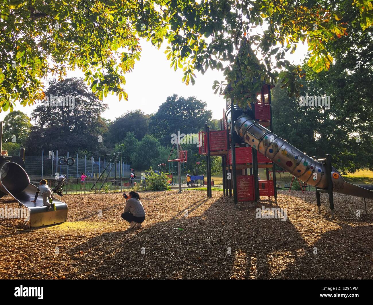 Nel tardo pomeriggio presso il parco giochi per bambini a Prospect Park, la lettura,UK. - Immagine stock catturata con smartphone