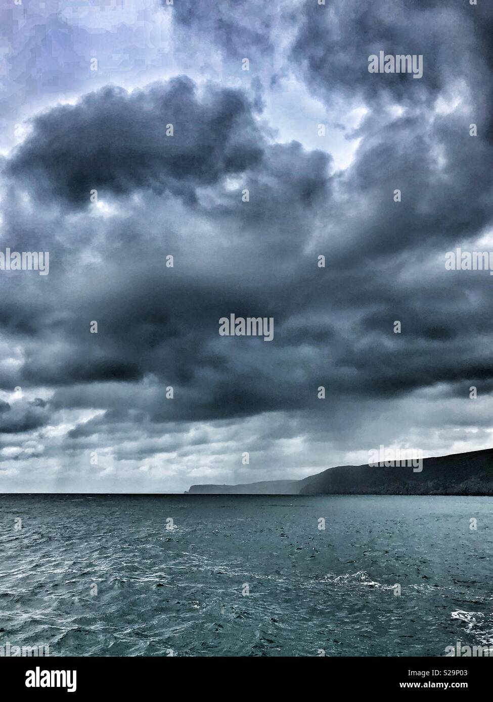 Cielo tempestoso su Cardigan Bay, West Wales Foto Stock