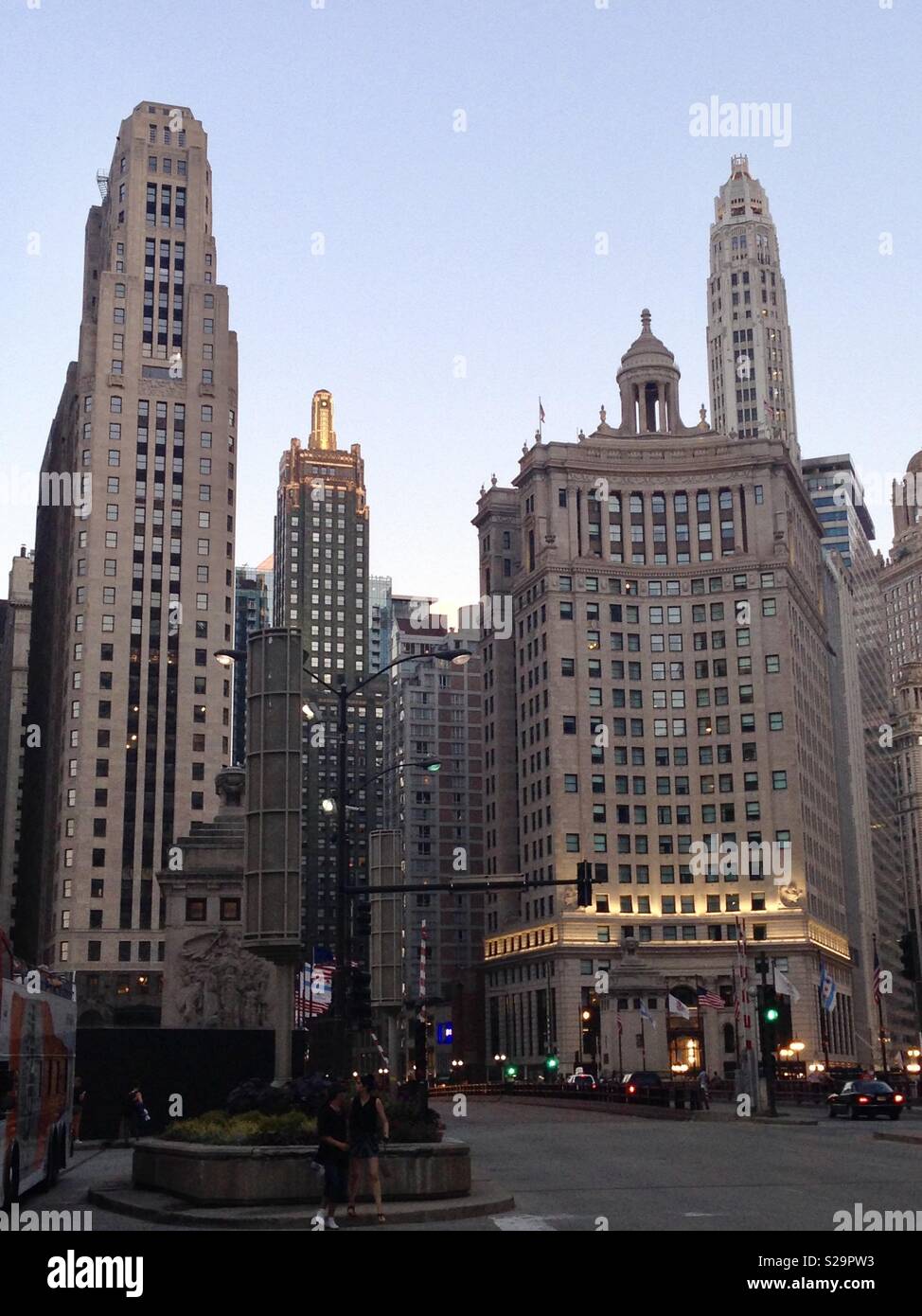 Chicago, Illinois Street al crepuscolo Foto Stock