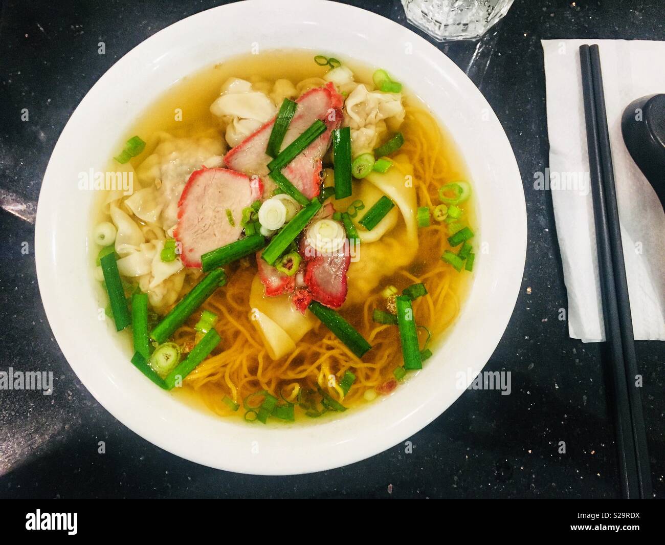 I fagottini e gnocco uovo zuppa di noodle al Luong Hai Ky Ristorante Foto Stock