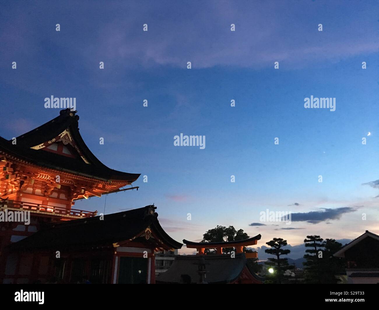 Tempio giapponese al tramonto - Immagine stock catturata con smartphone