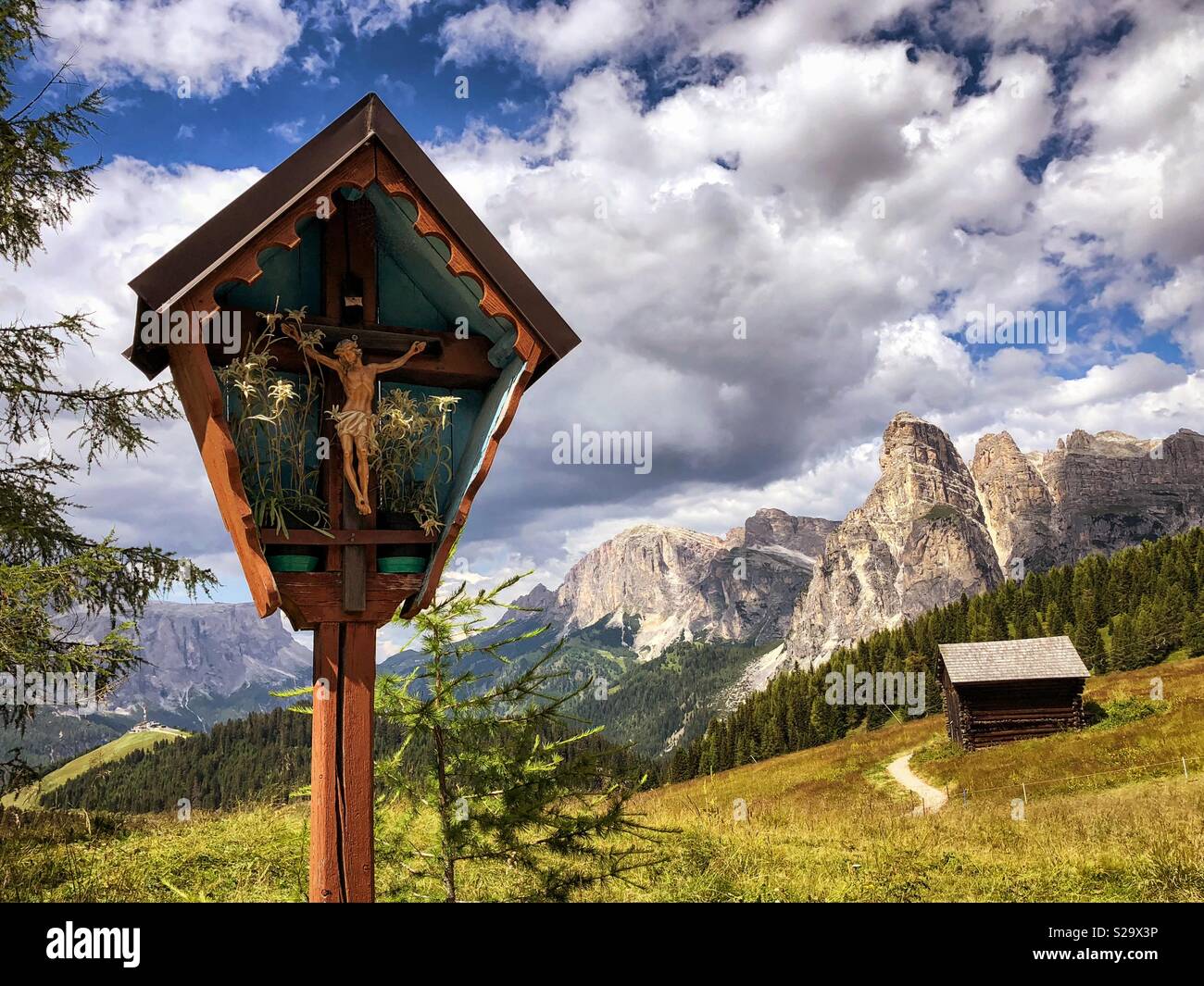 Crocifisso in legno croce nelle Dolomiti, Italia Foto Stock