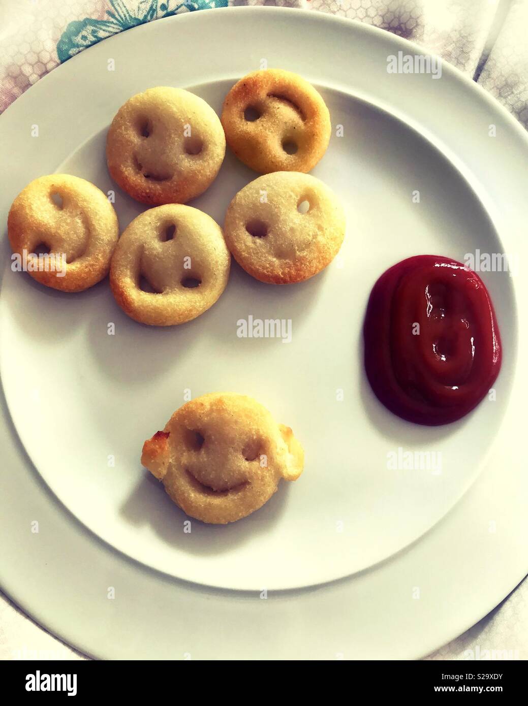Piastra della faccina sorridente Snack di patate con rosso ketchup - Immagine stock catturata con smartphone