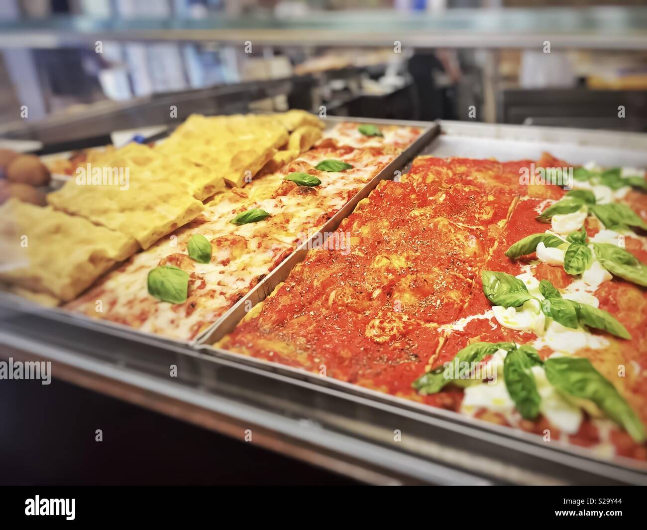 Pentole con vari tipi di fette di pizza in una pizzeria - Immagine stock catturata con smartphone Pentole con vari tipi di fette di pizza in una pizzeria - Immagine stock catturata con smartphone