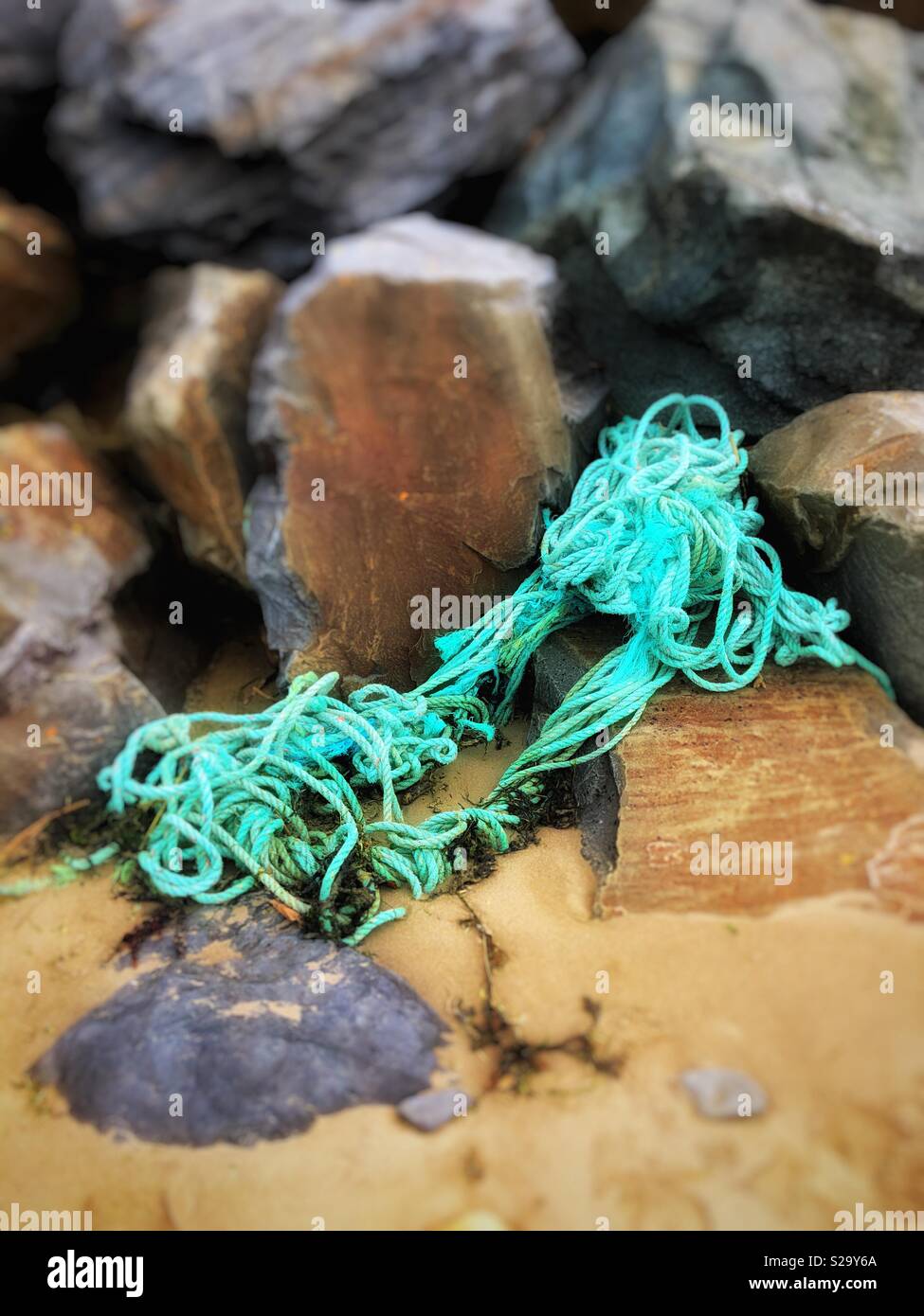 Attrezzi da pesca lavato fino in alta marea linea di una spiaggia gallese. Foto Stock