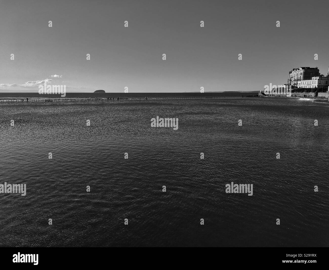 Il lago marino in Weston-super-Mare, Regno Unito con l'isola di ripida Holm visibile all'orizzonte. Foto Stock