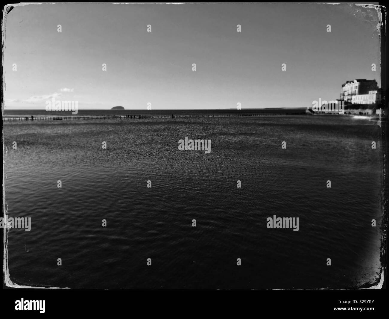 Una finta tintype fotografia del lago marino in Weston-super-Mare, Regno Unito con l'isola di ripida Holm visibile all'orizzonte. Foto Stock