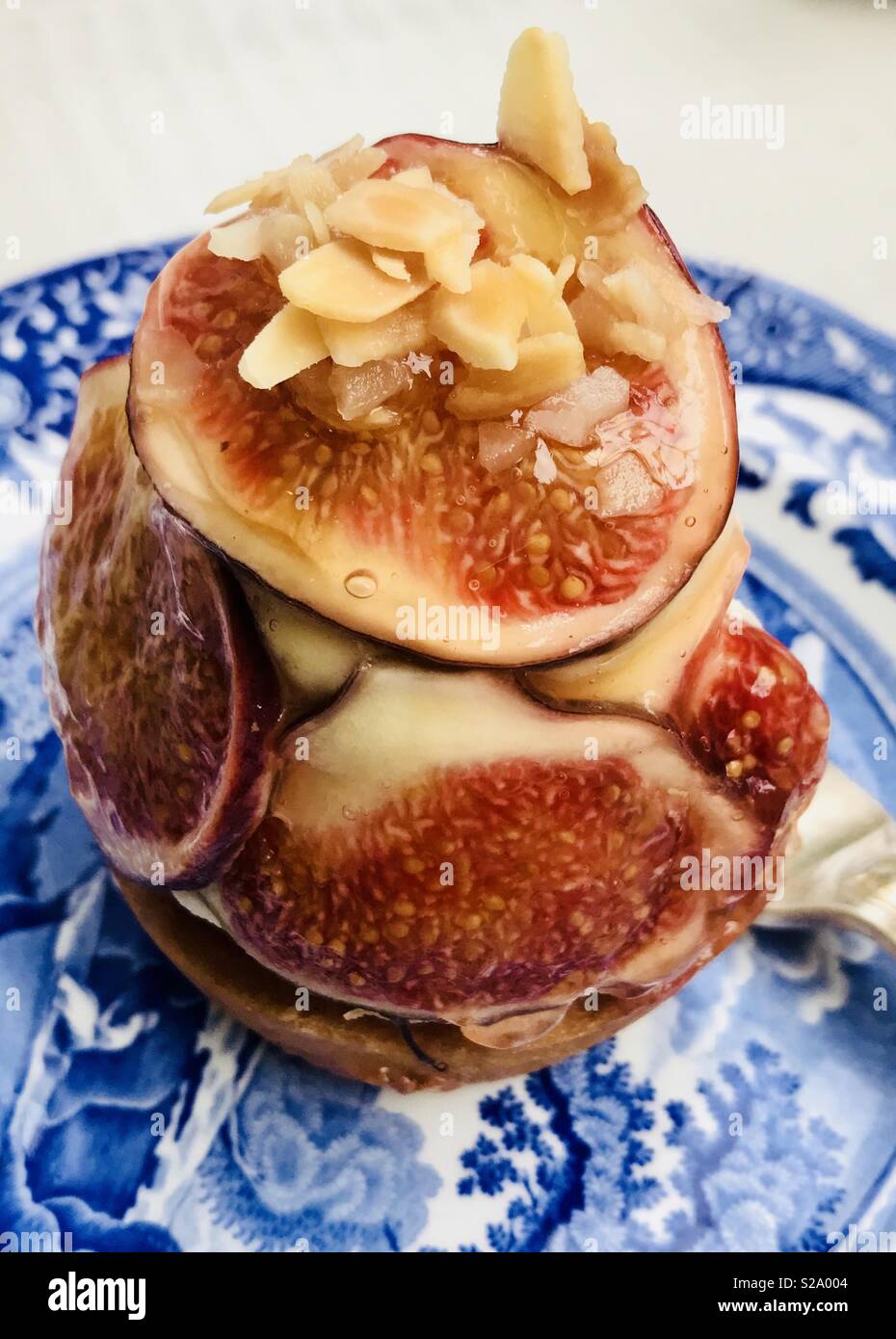 Fig e cardamomo la torta su un blu la piastra di porcellana - Immagine stock catturata con smartphone