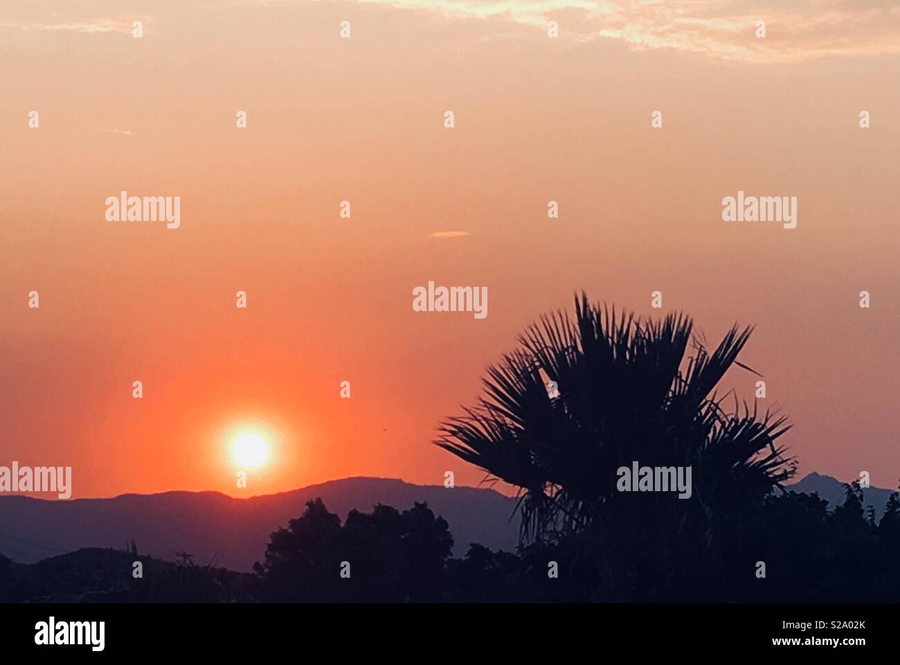 Agosto alba sopra la città di Boulder, NV Foto Stock