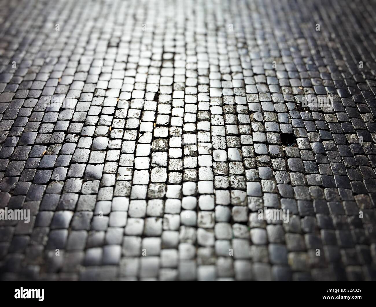 Antica cobblestone pavement a Roma - Immagine stock catturata con smartphone