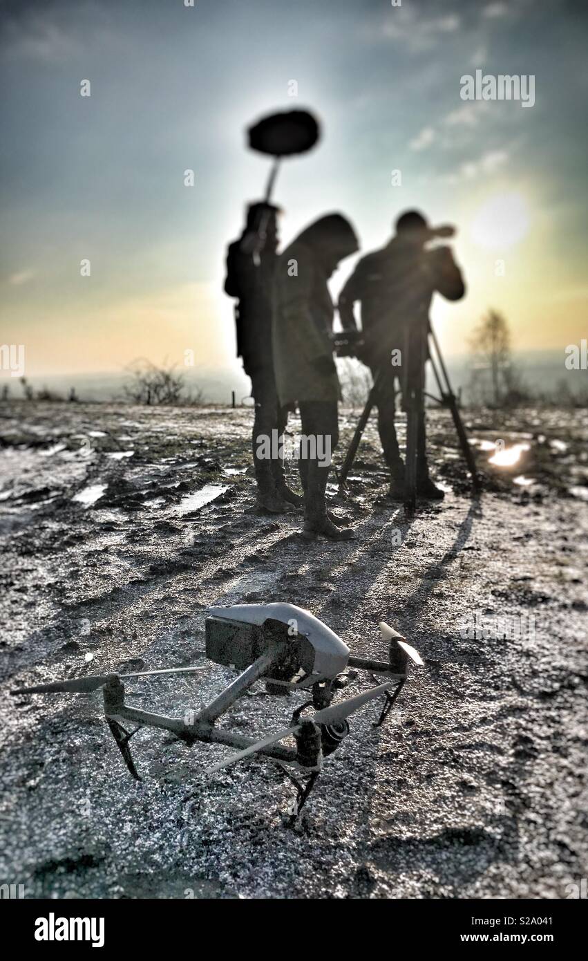 Drone pronto a volare con la troupe in background Foto Stock