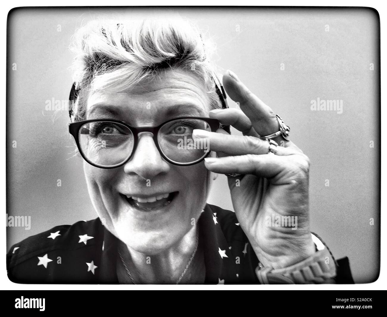 Donna emozionante - Immagine stock catturata con smartphone