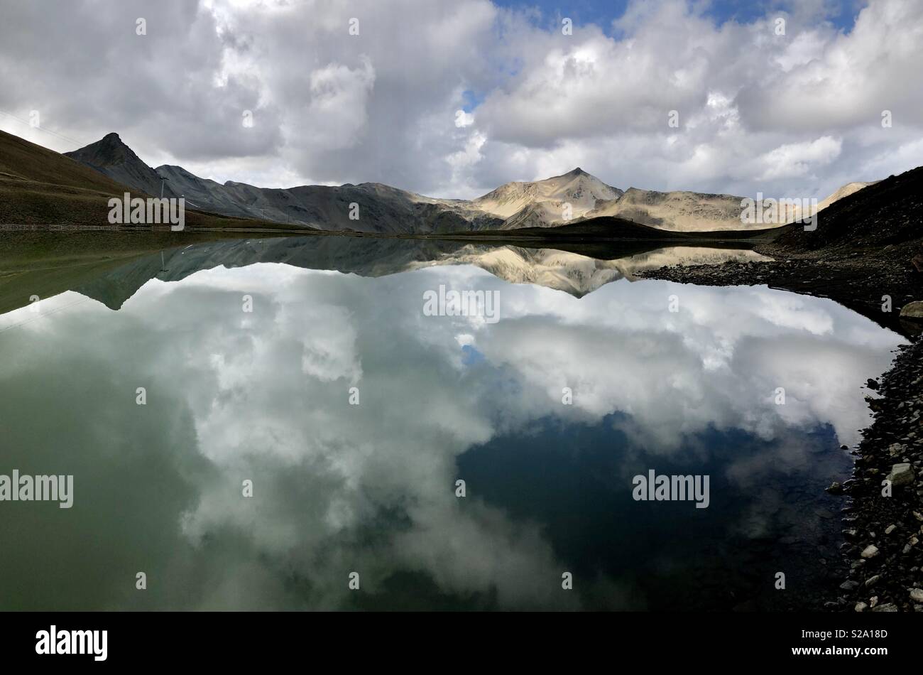 Le Montagne E Le Nuvole Riflesso In Un Lago A 3000 Metri