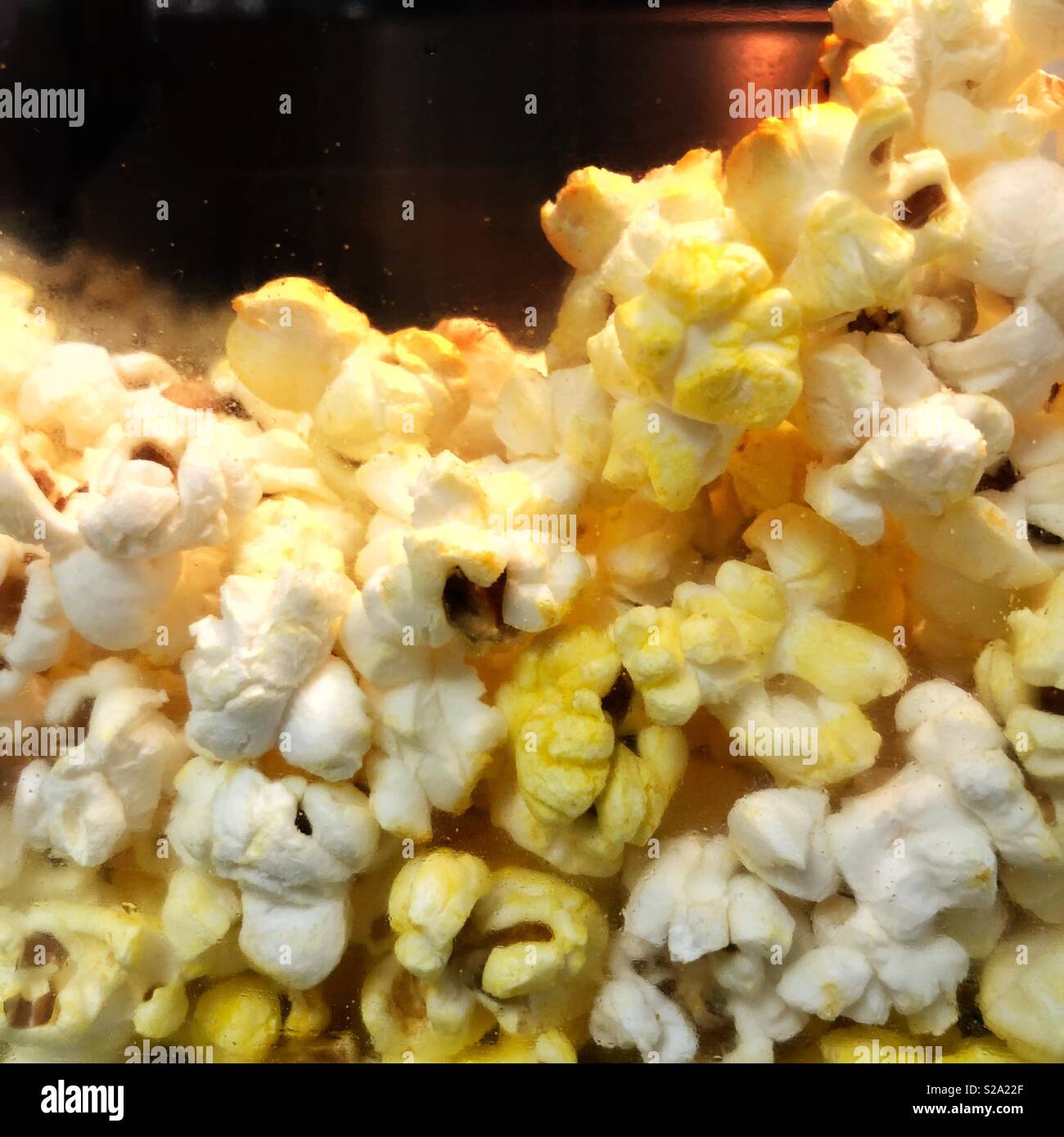 Un primo piano di popped popcorn Foto Stock
