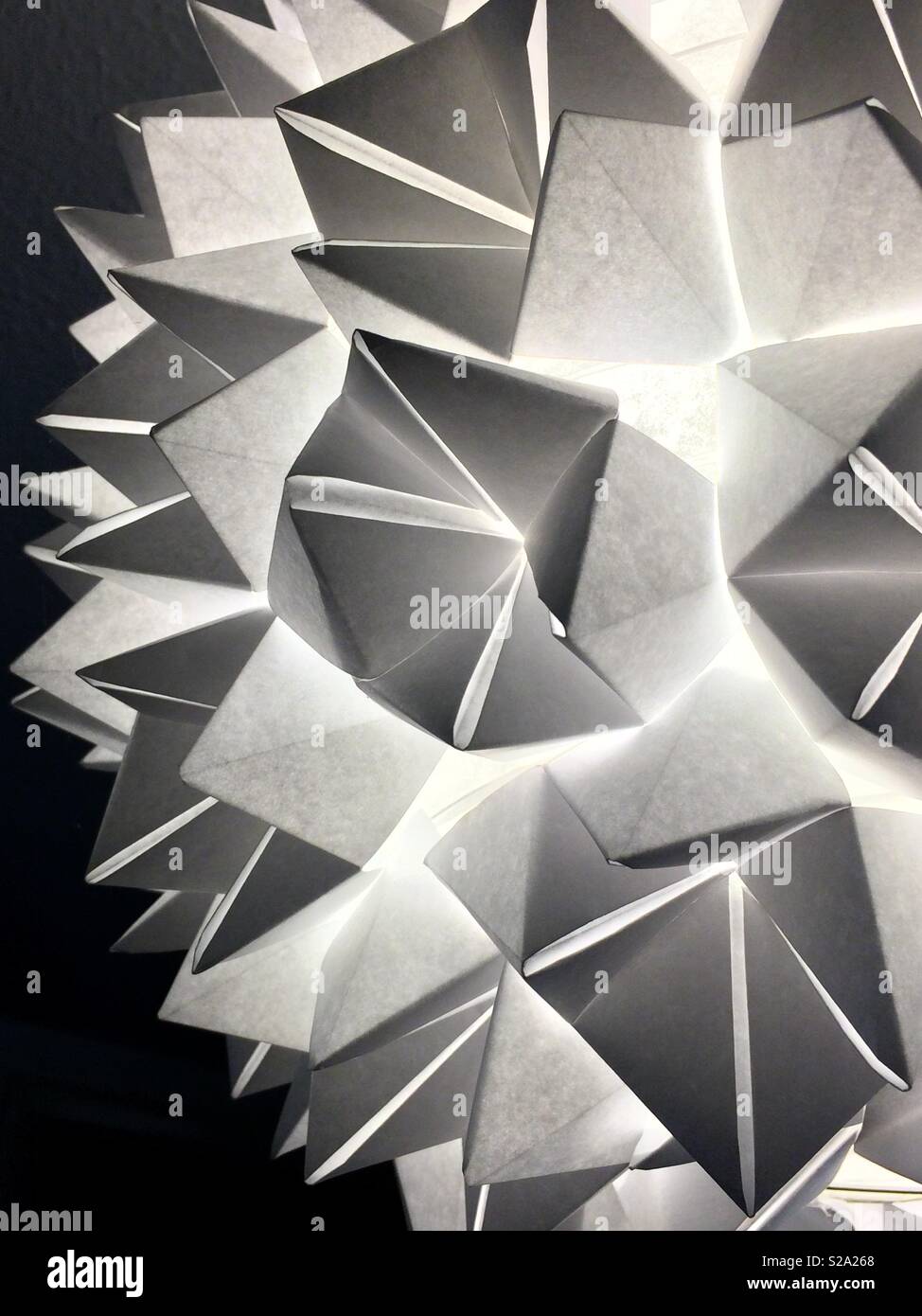 Abstract in bianco e nero macro picchi angolare papercraft luce shaddows illusione Foto Stock
