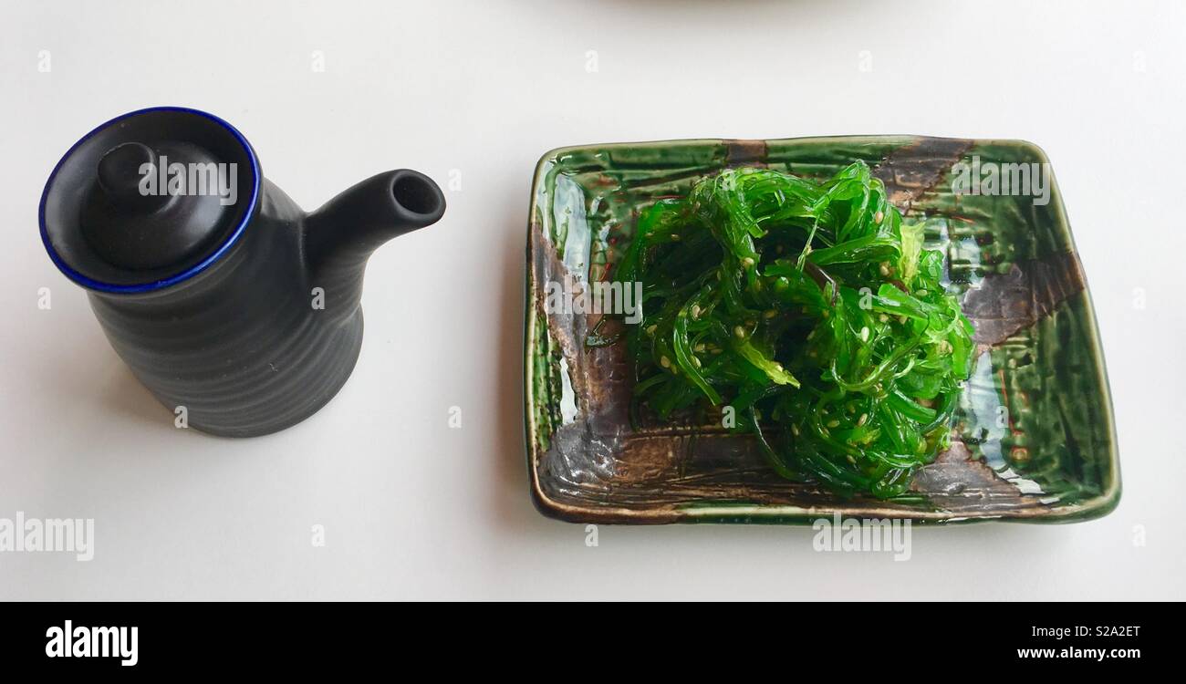 Giapponese insalata di alghe sul piatto con la salsa di soia pot Foto Stock