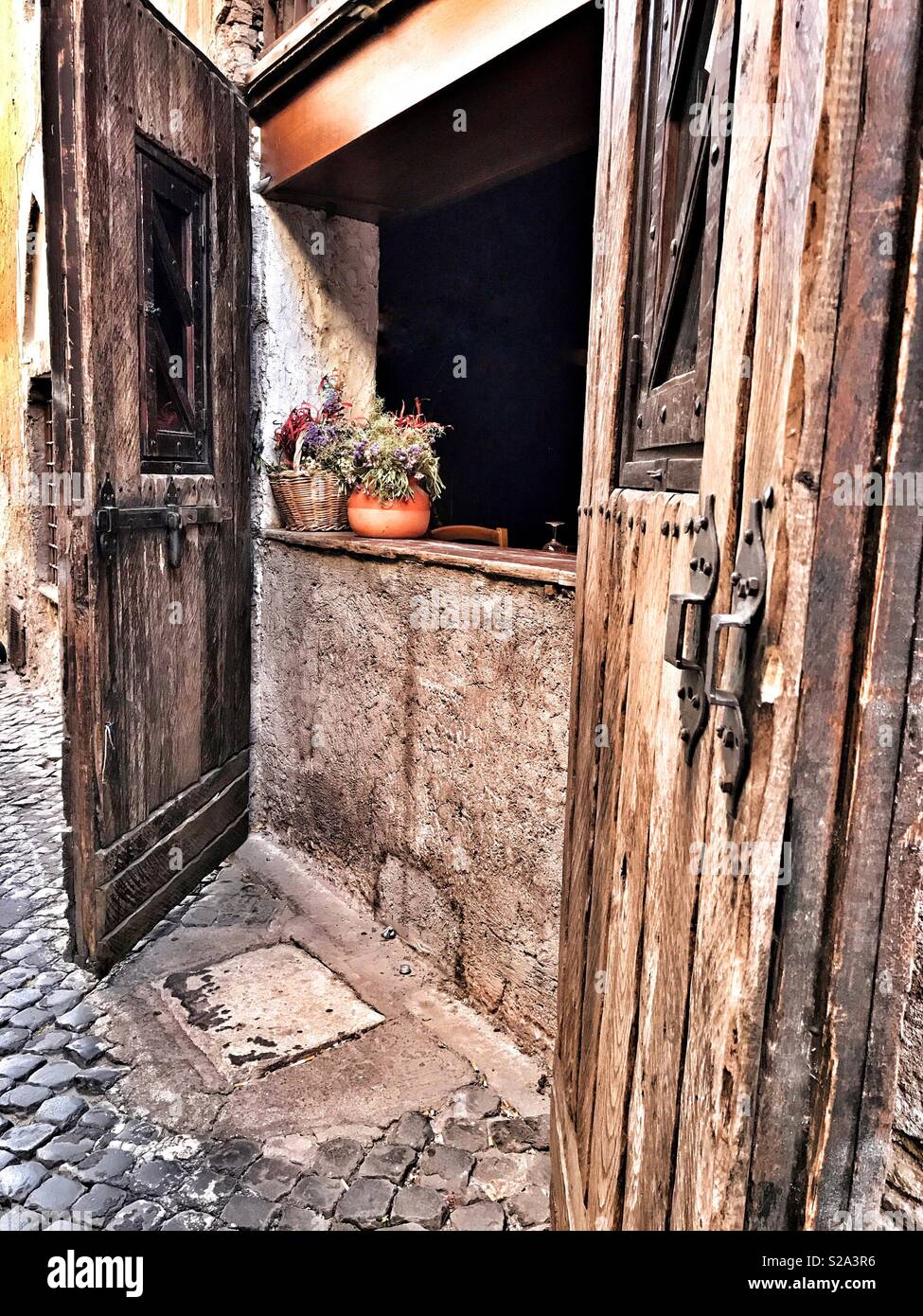 Marrone rustico in legno porta e davanzale con vasi di fiori Foto Stock