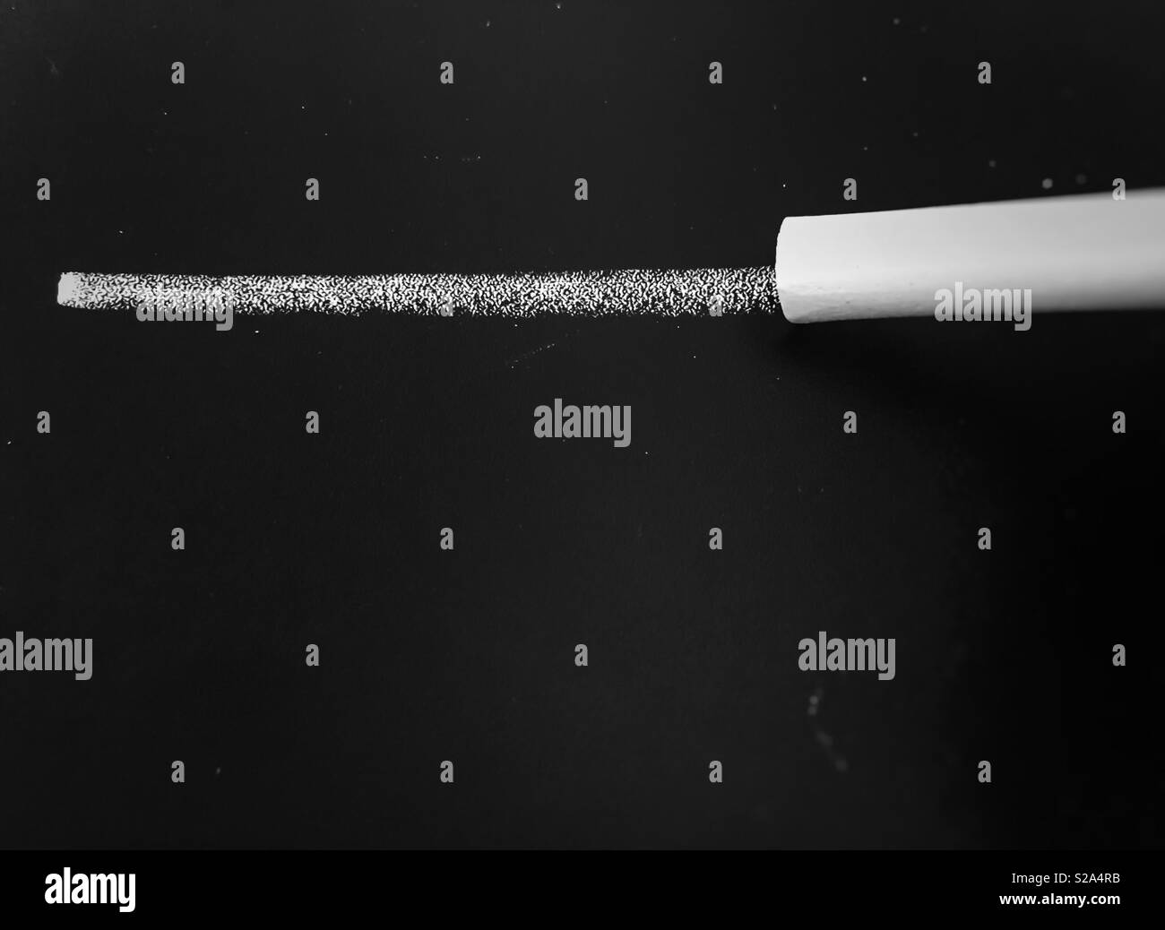Linea tracciata da un bianco gesso su una lavagna - Immagine stock catturata con smartphone