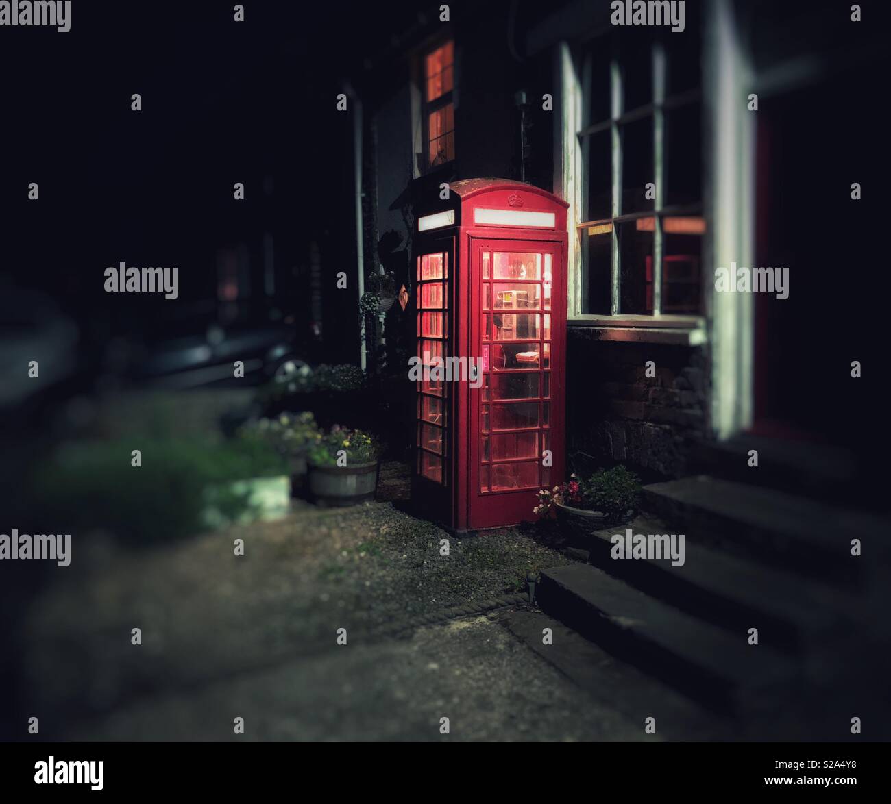 Il vecchio telefono del Regno Unito box in un remoto villaggio gallese. Foto Stock