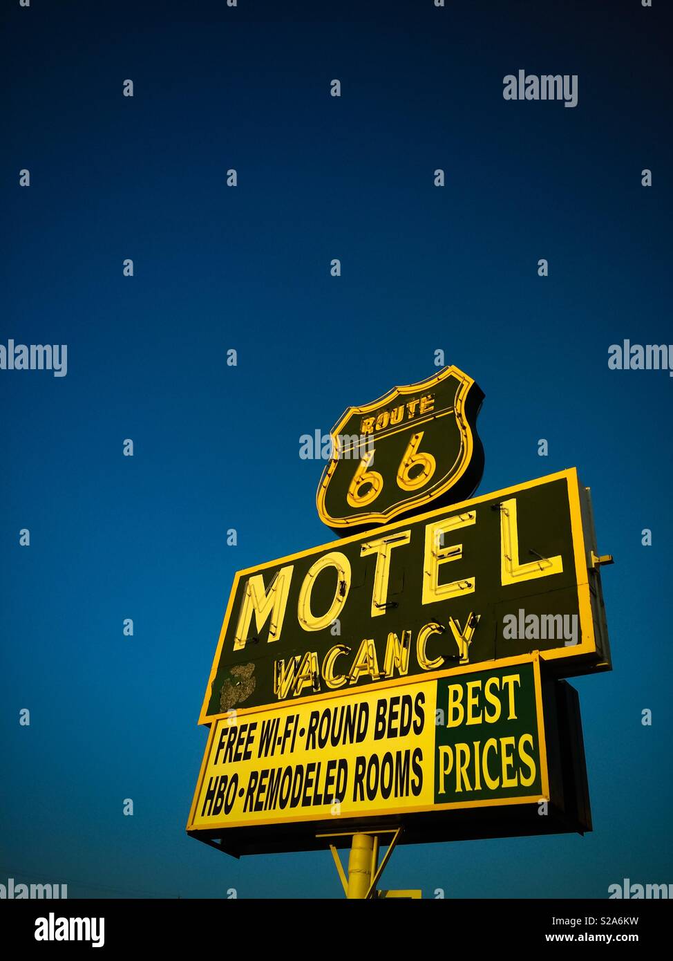 Route 66 motel segno sul cielo blu Foto Stock