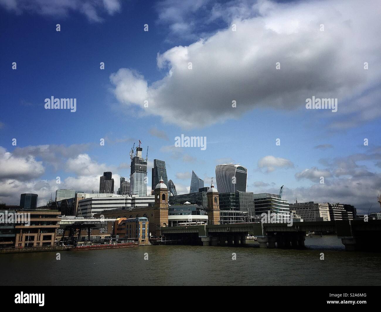 City of London skyline, con Cannon Street Bridge, visto attraverso il fiume Tamigi Foto Stock