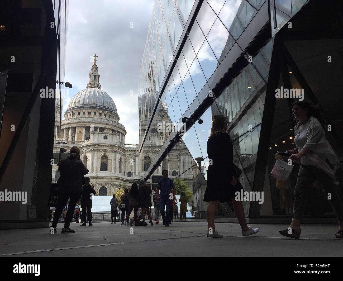 Gli amanti dello shopping a una nuova modifica con la Cattedrale di St Paul in background. Londra, Regno Unito Foto Stock