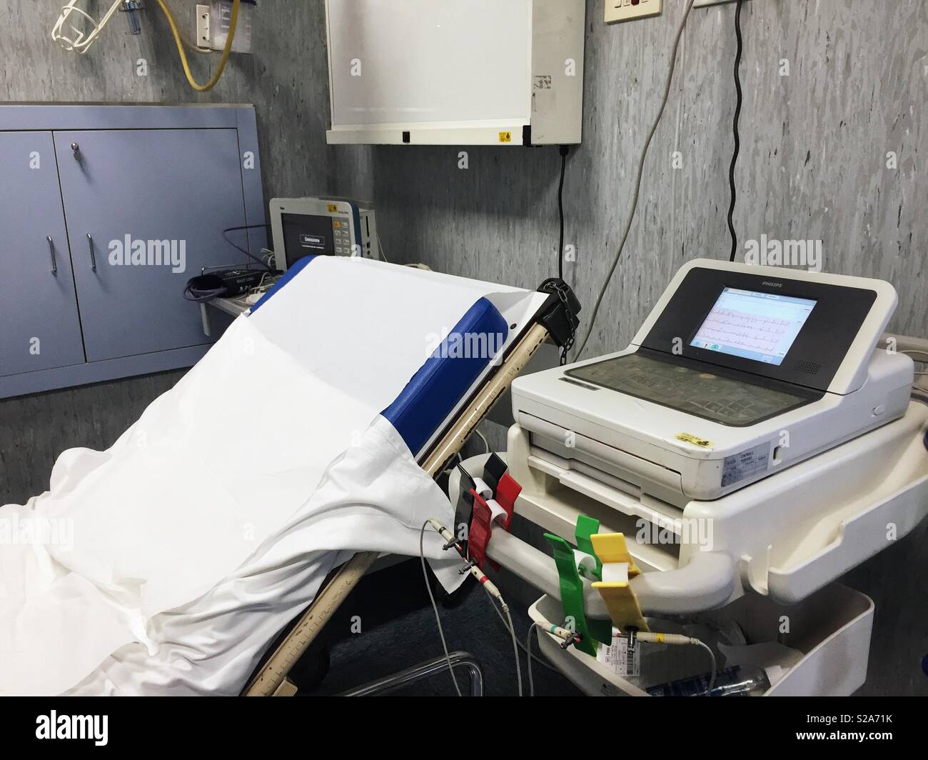 Il letto e le attrezzature mediche all'interno di un pronto soccorso per il pubblico - Immagine stock catturata con smartphone