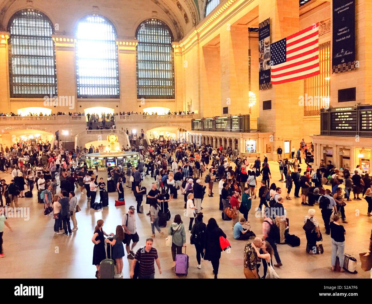 Enorme folla nell'atrio principale di Grand Central Terminal, NYC, STATI UNITI D'AMERICA - Immagine stock catturata con smartphone