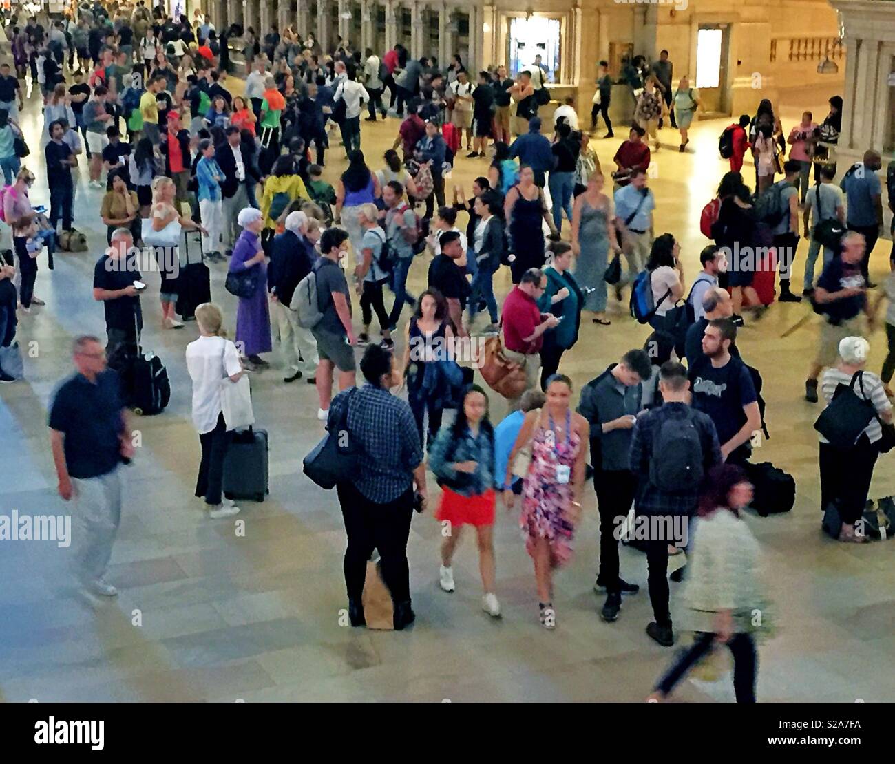 Folla in atrio principale fino alla Grand Central Terminal, New York City, Stati Uniti d'America - Immagine stock catturata con smartphone