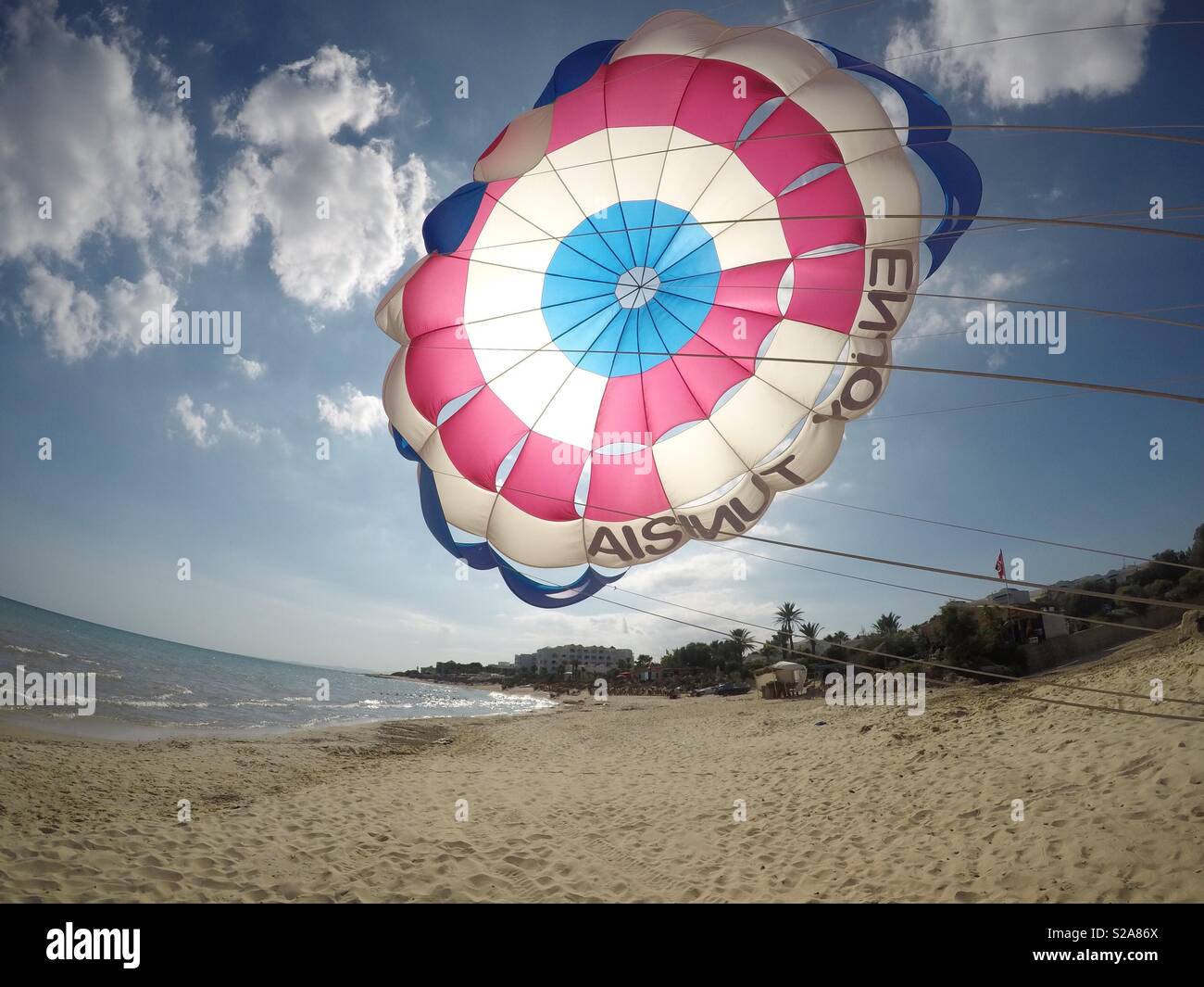 Un parapendio su una spiaggia in Tunisia Foto Stock