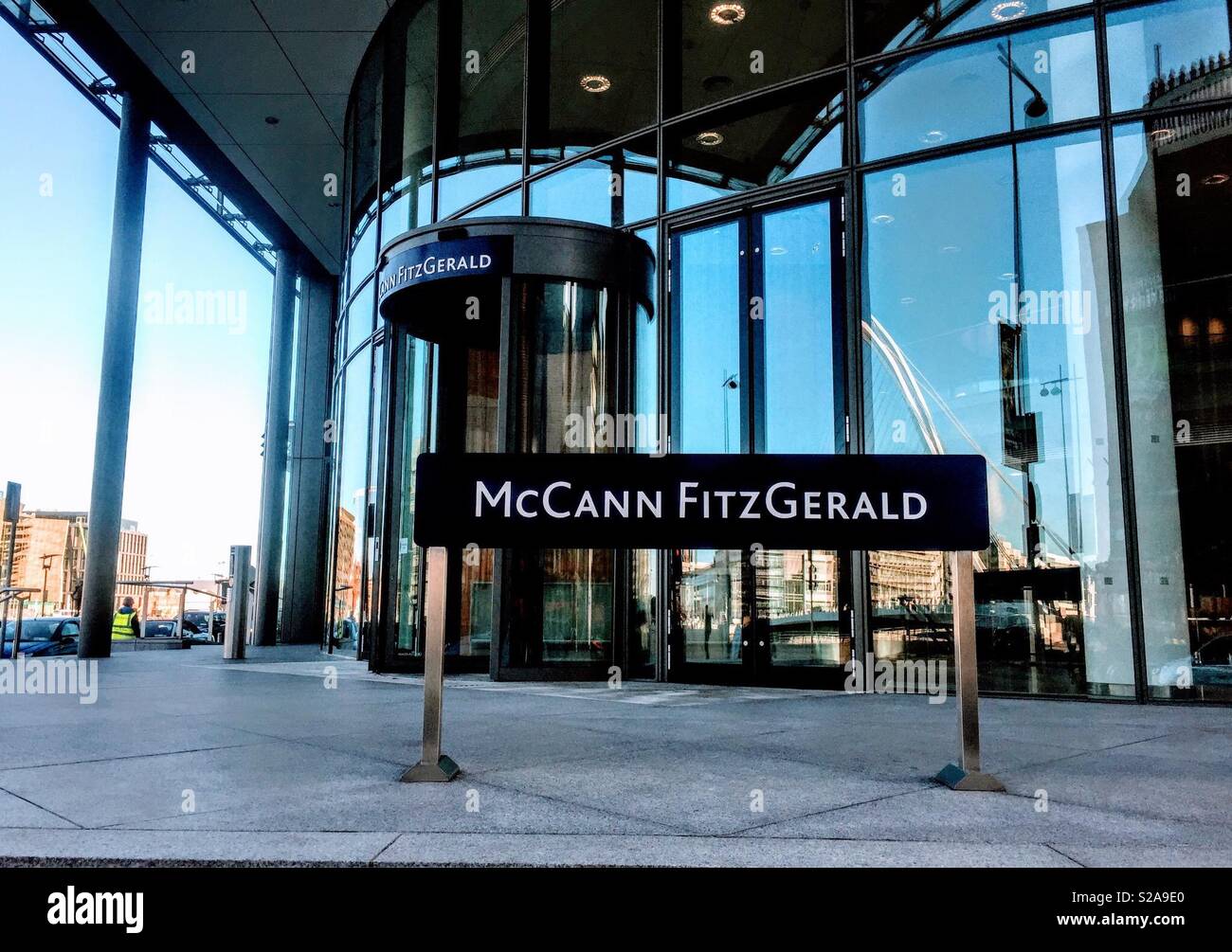 Gli uffici di McCann Fitzgerald, uno dell'Irlanda principali studi legali al Riverside uno, Sir John Rogerson's Quay, Dublin 2, Ireland. - Immagine stock catturata con smartphone