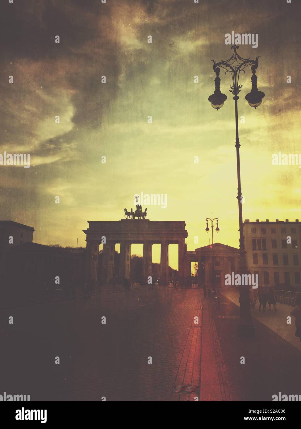 La porta di Brandeburgo al tramonto Berlino Germania Foto Stock